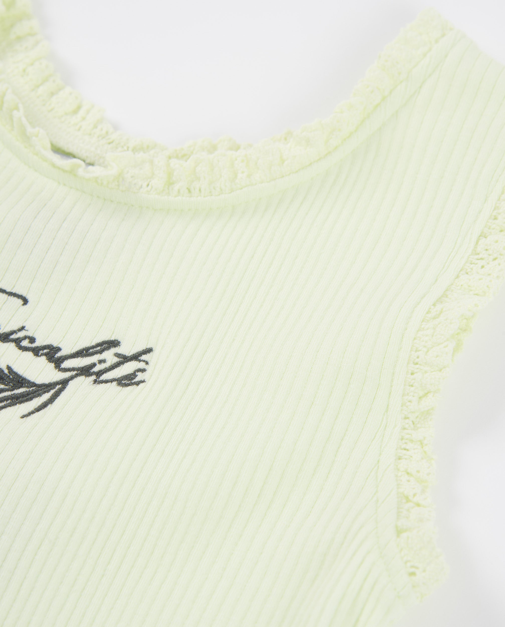 Top de niña de punto con detalle de puntilla