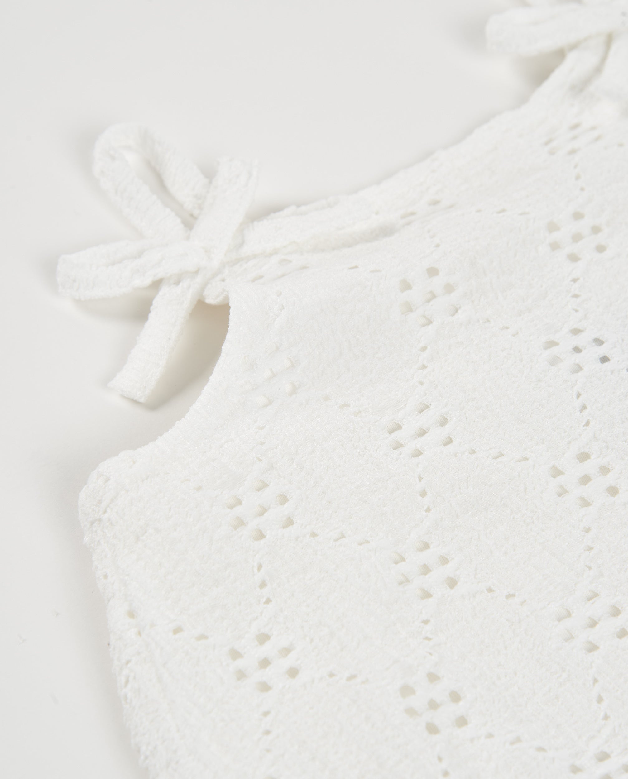 Vestido de niña de punto con motivos calados