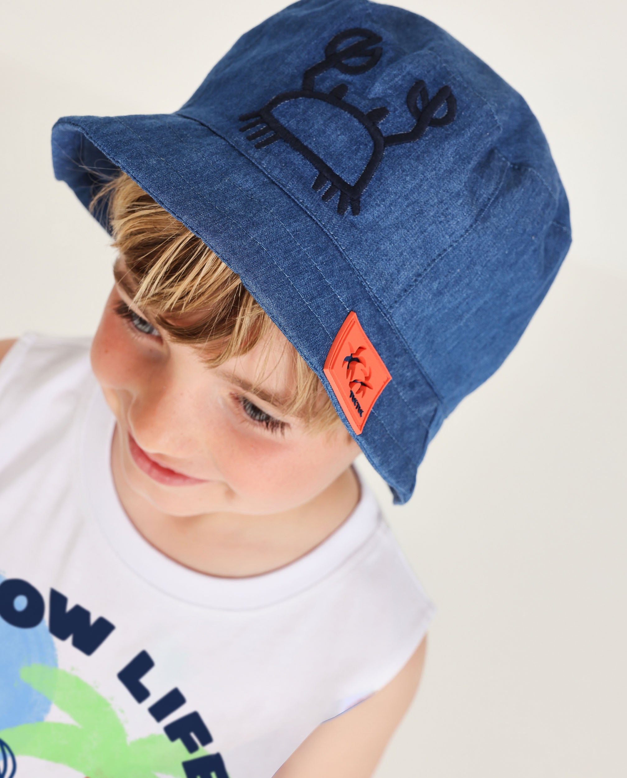 Gorro de niño de plana y bordado de cangrejo