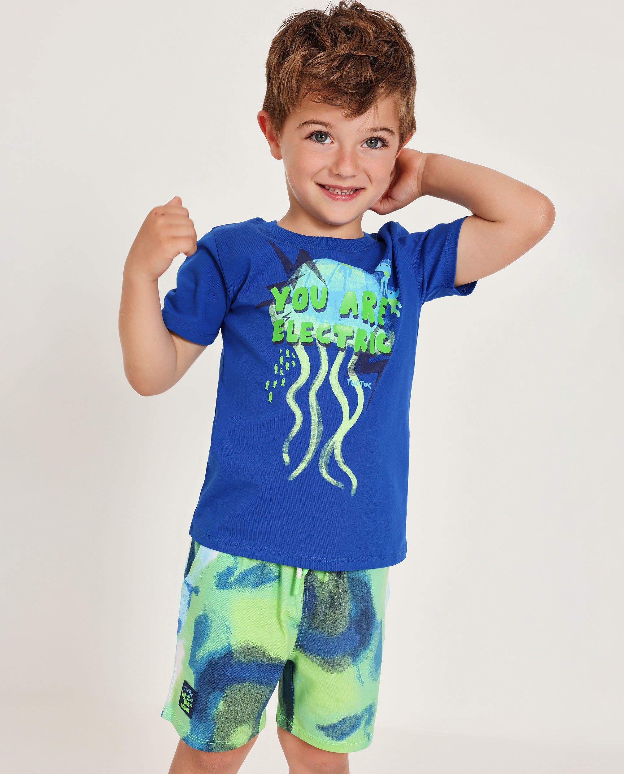 Conjunto de niño de punto con llamativo estampado