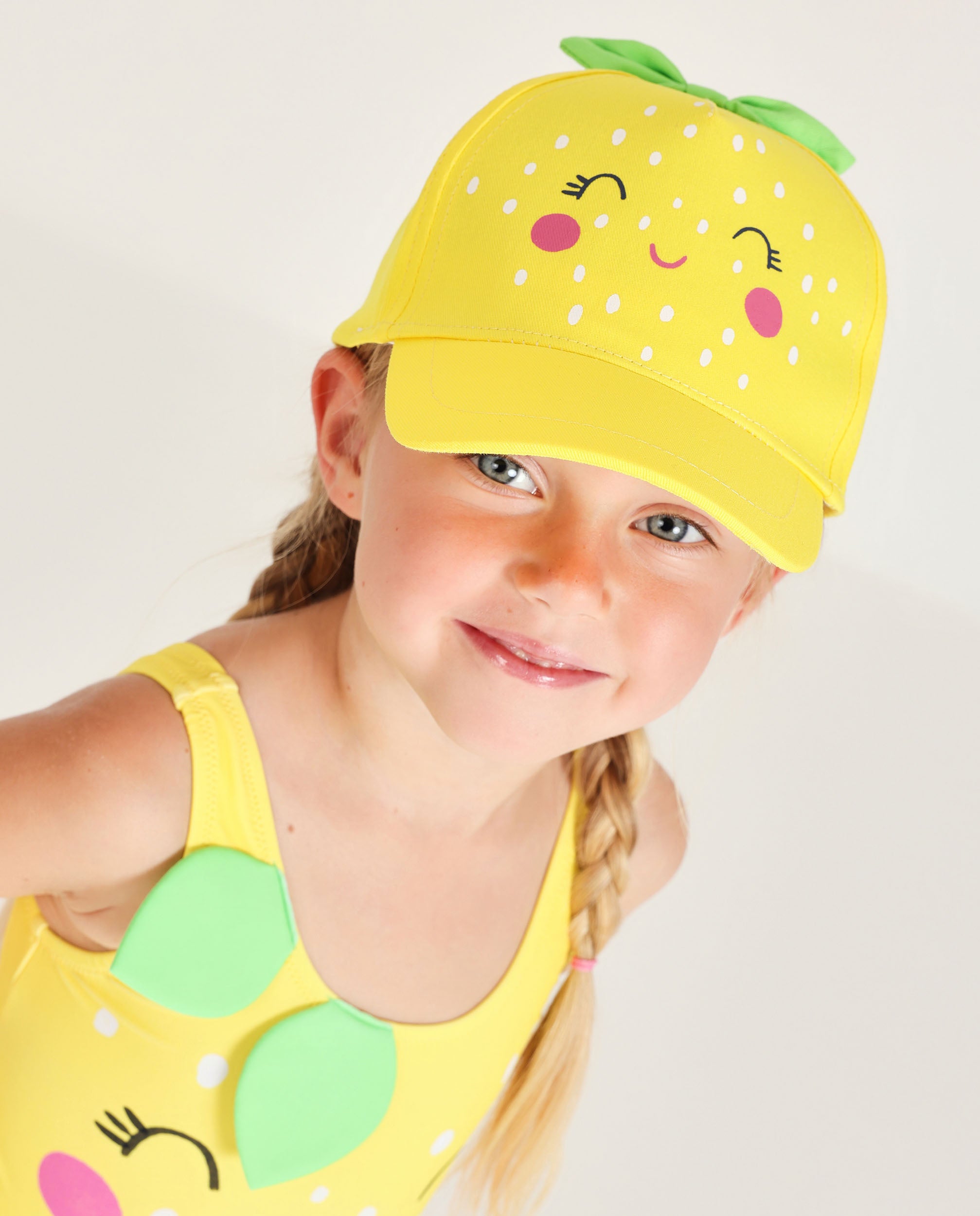 Gorra de niña de plana con hojas decorativas