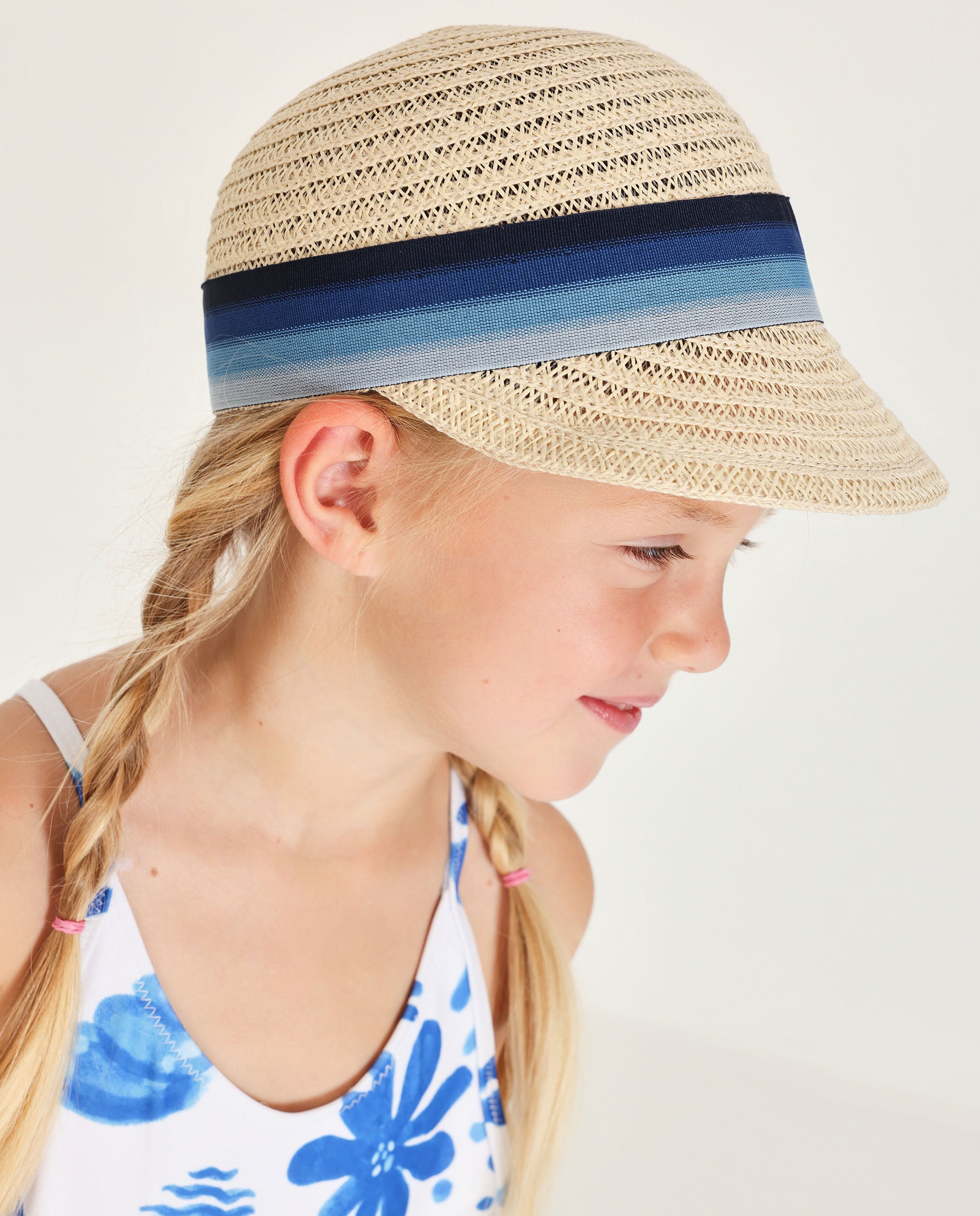 Sombrero de niña de plana con cinta decorativa