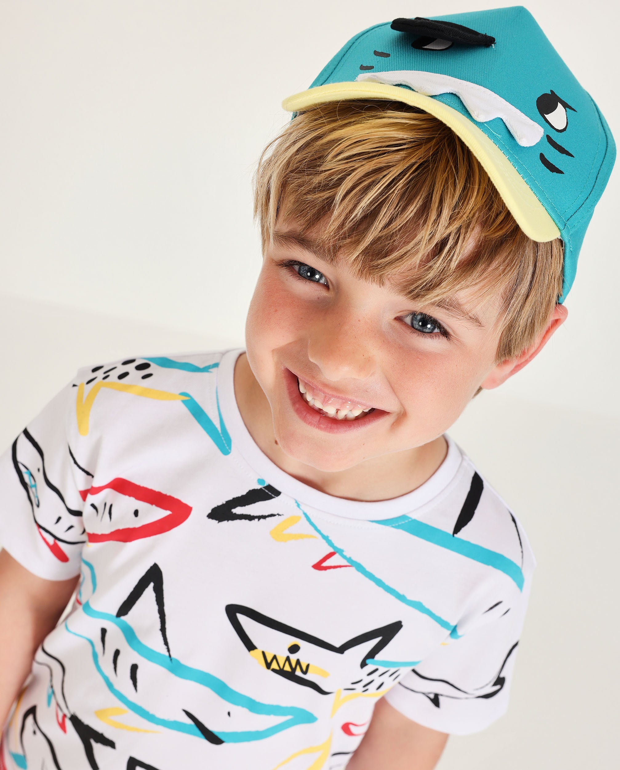 Gorra de niño de plana con detalles en relieve