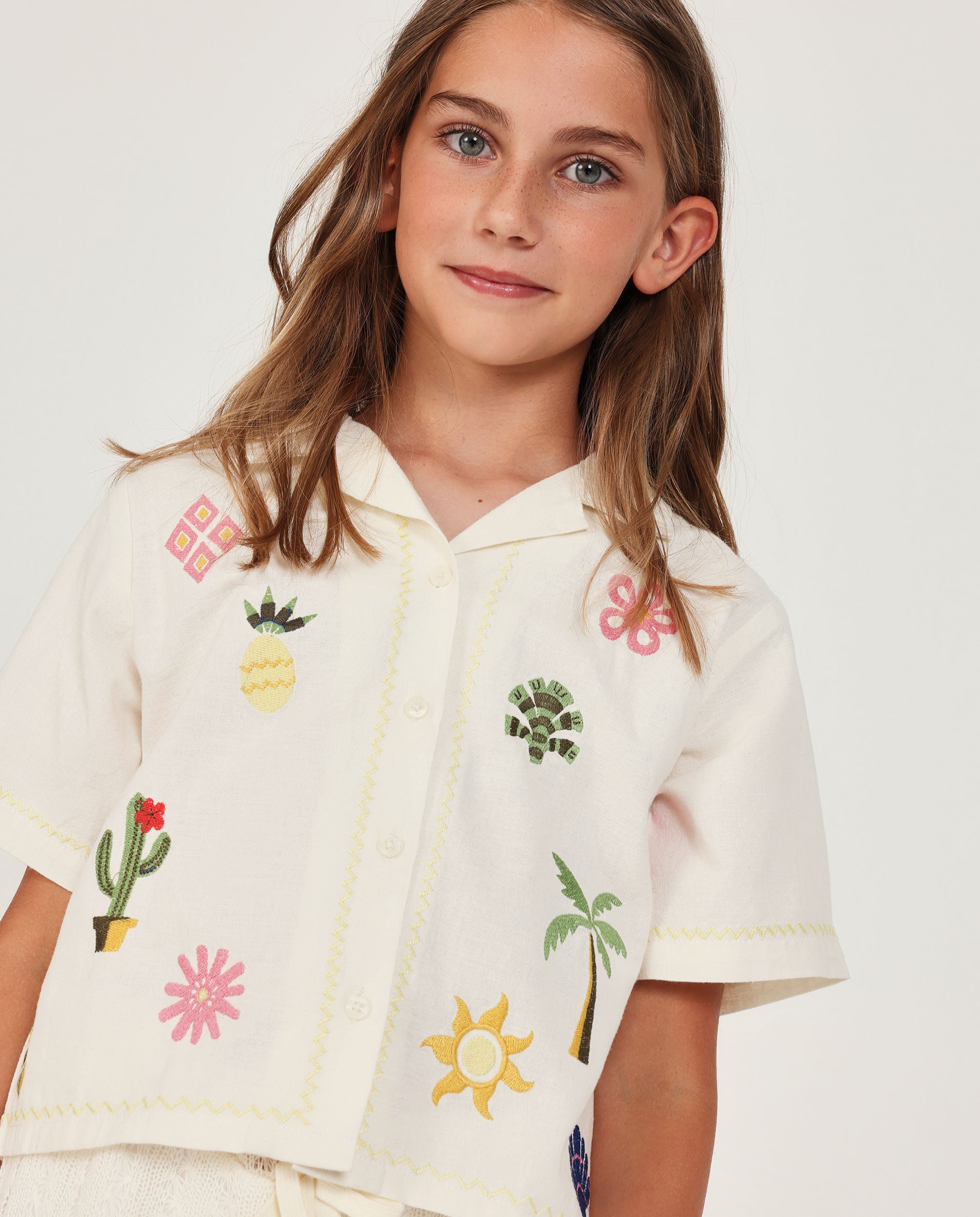 Camisa de niña de plana con bordados coloridos