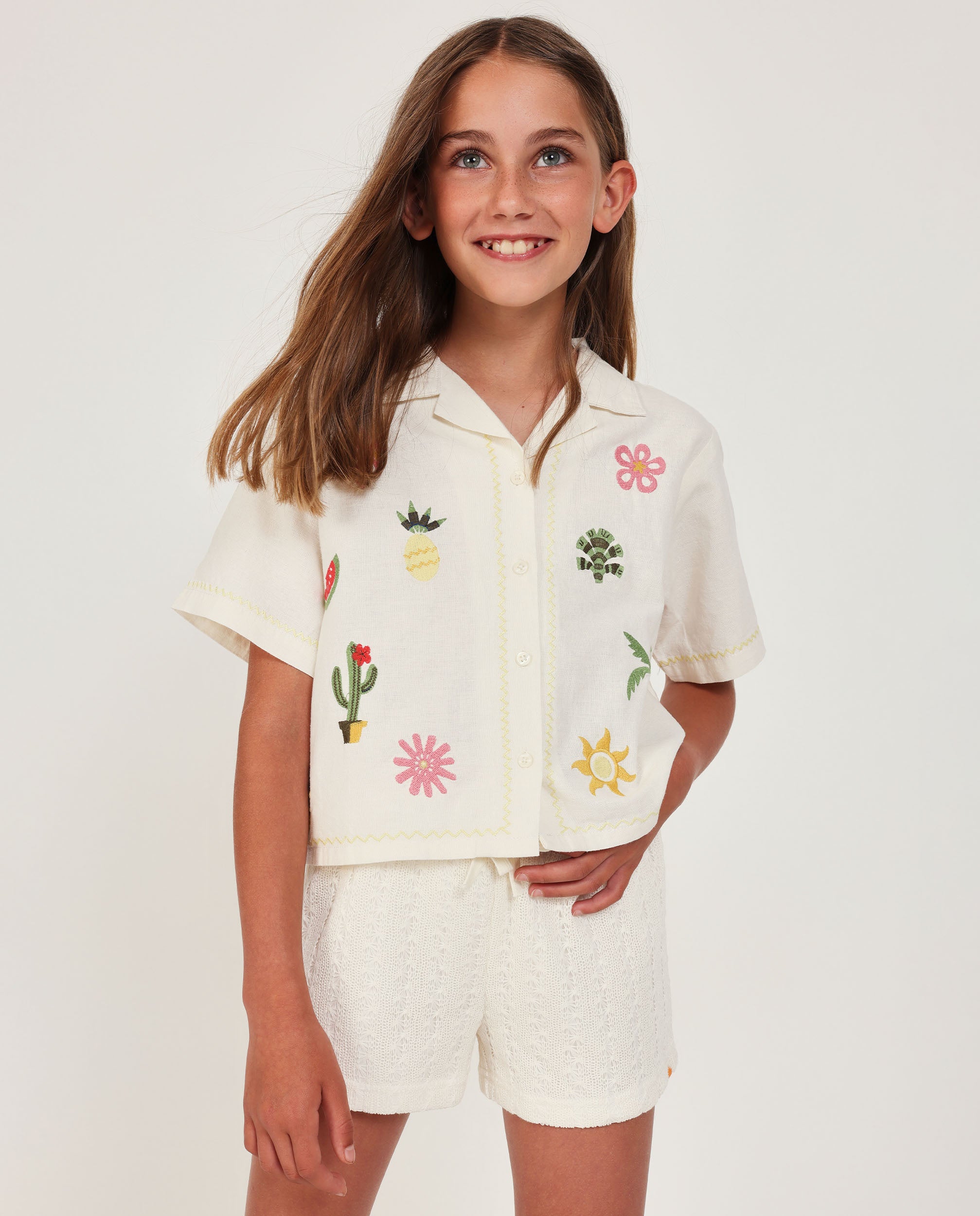 Short de niña de punto y tejido bordado