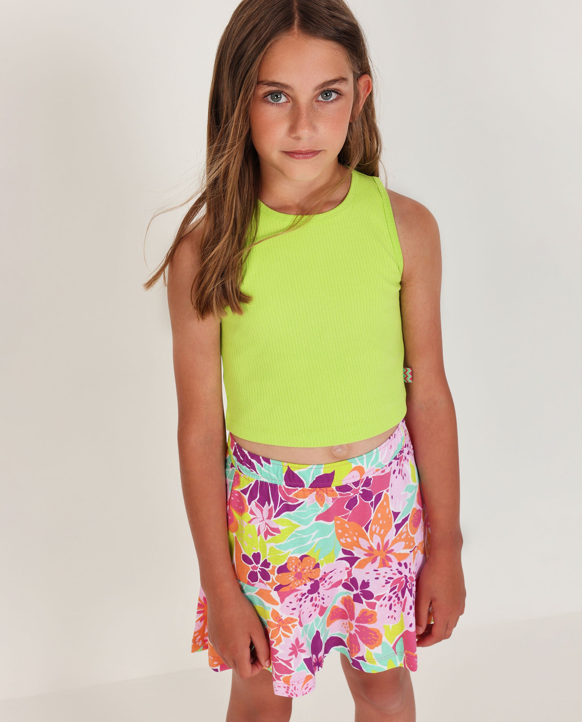 Falda de niña de punto con llamativo diseño floral