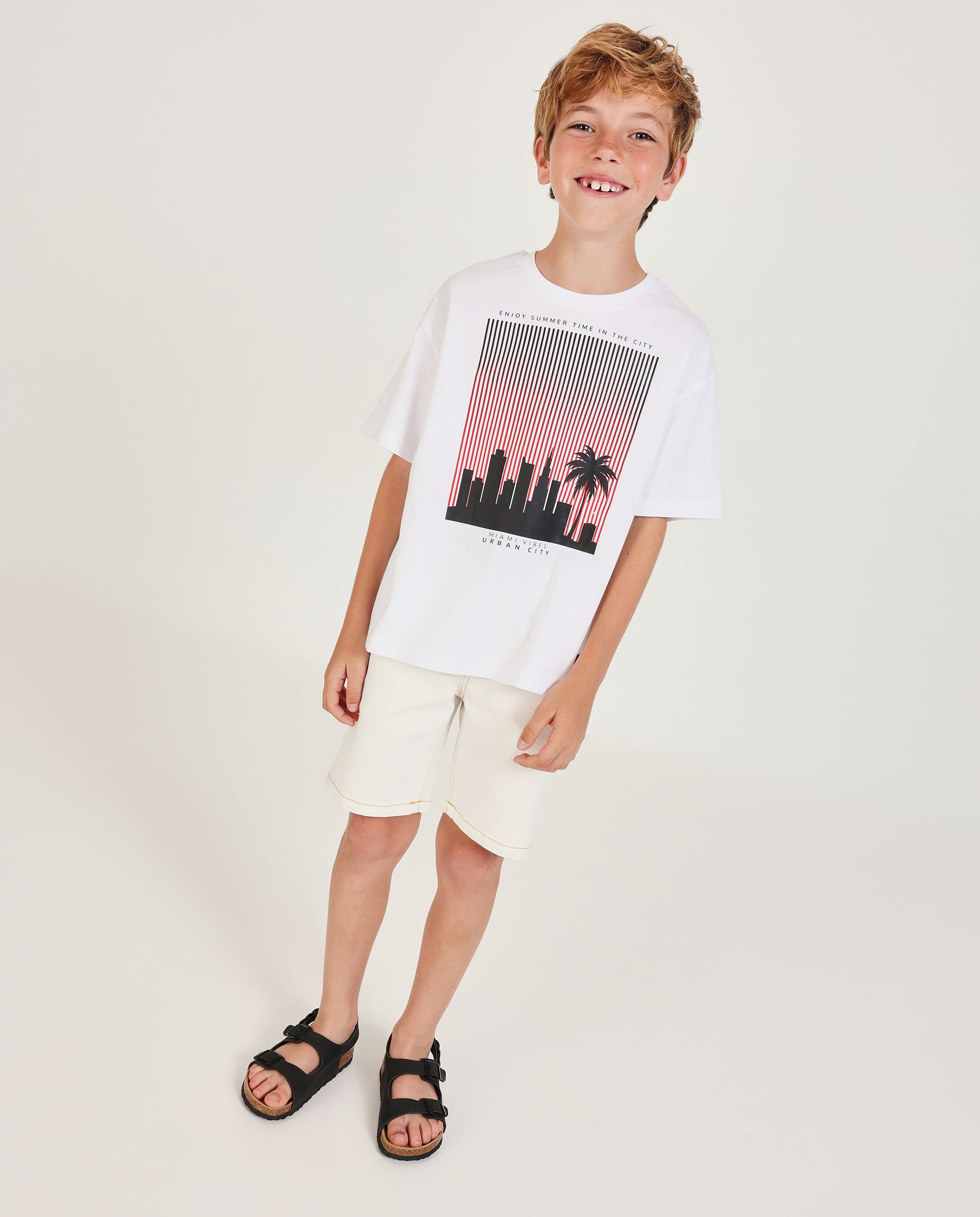 Bermuda de niño de plana con costuras en contraste