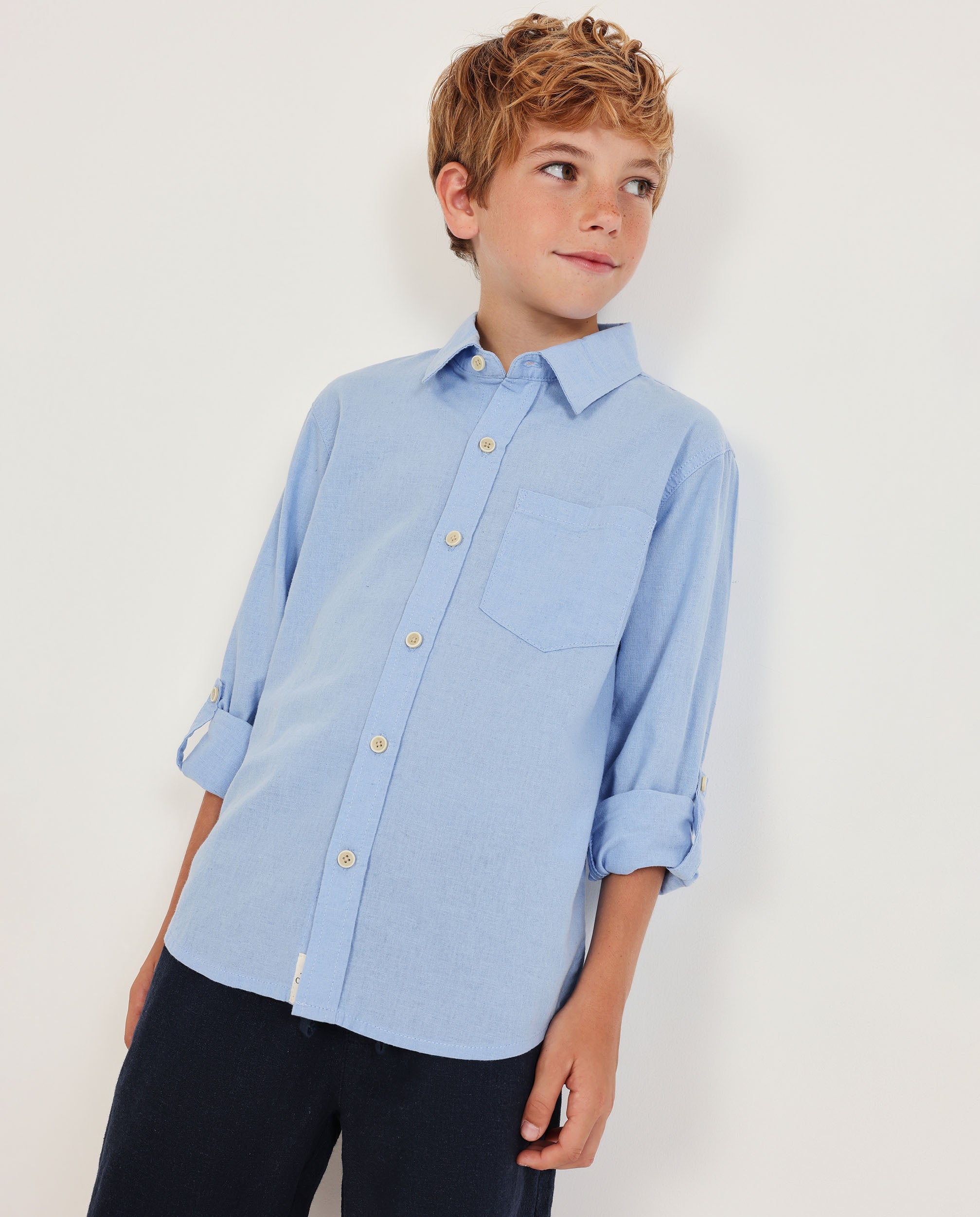 Camisa de niño de plana y mangas con trabillas