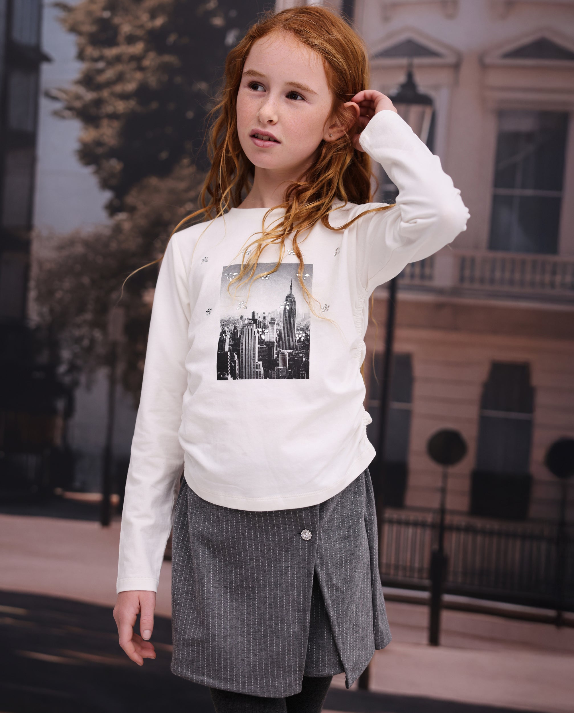 Falda pantalón de niña de punto con corte plisado y rayas