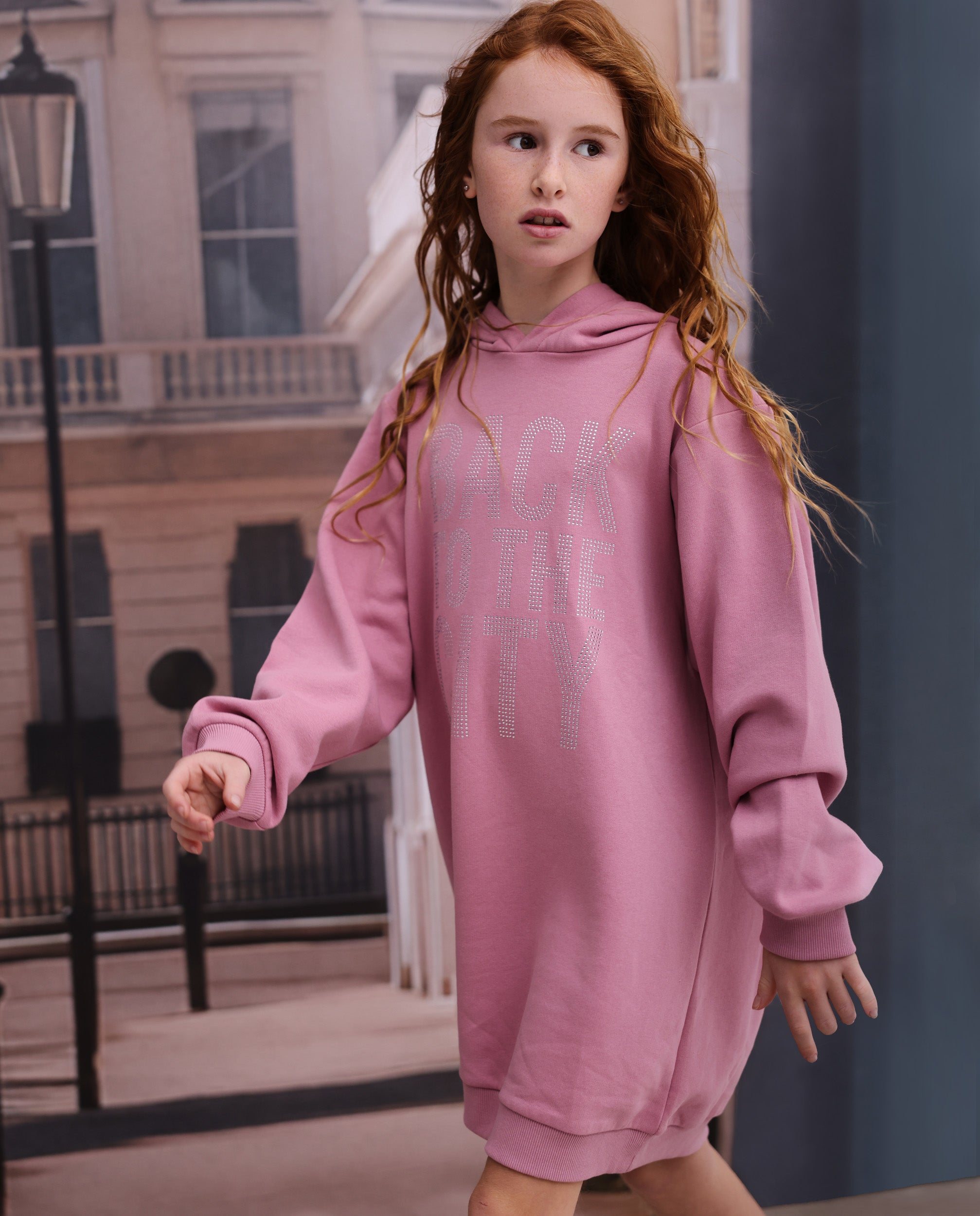 Vestido de niña de felpa con capucha y estampado frontal