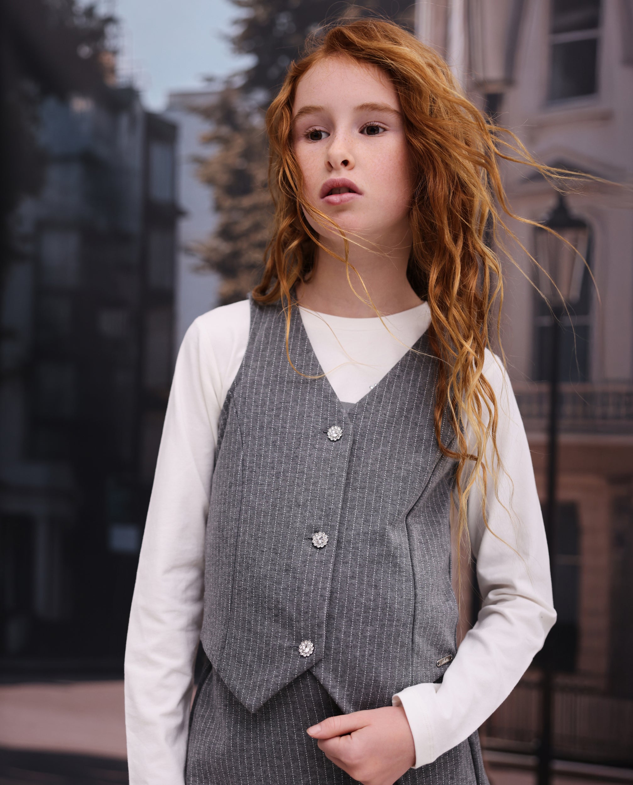 Chaleco de niña de punto con estampado de rayas y botones decorativos
