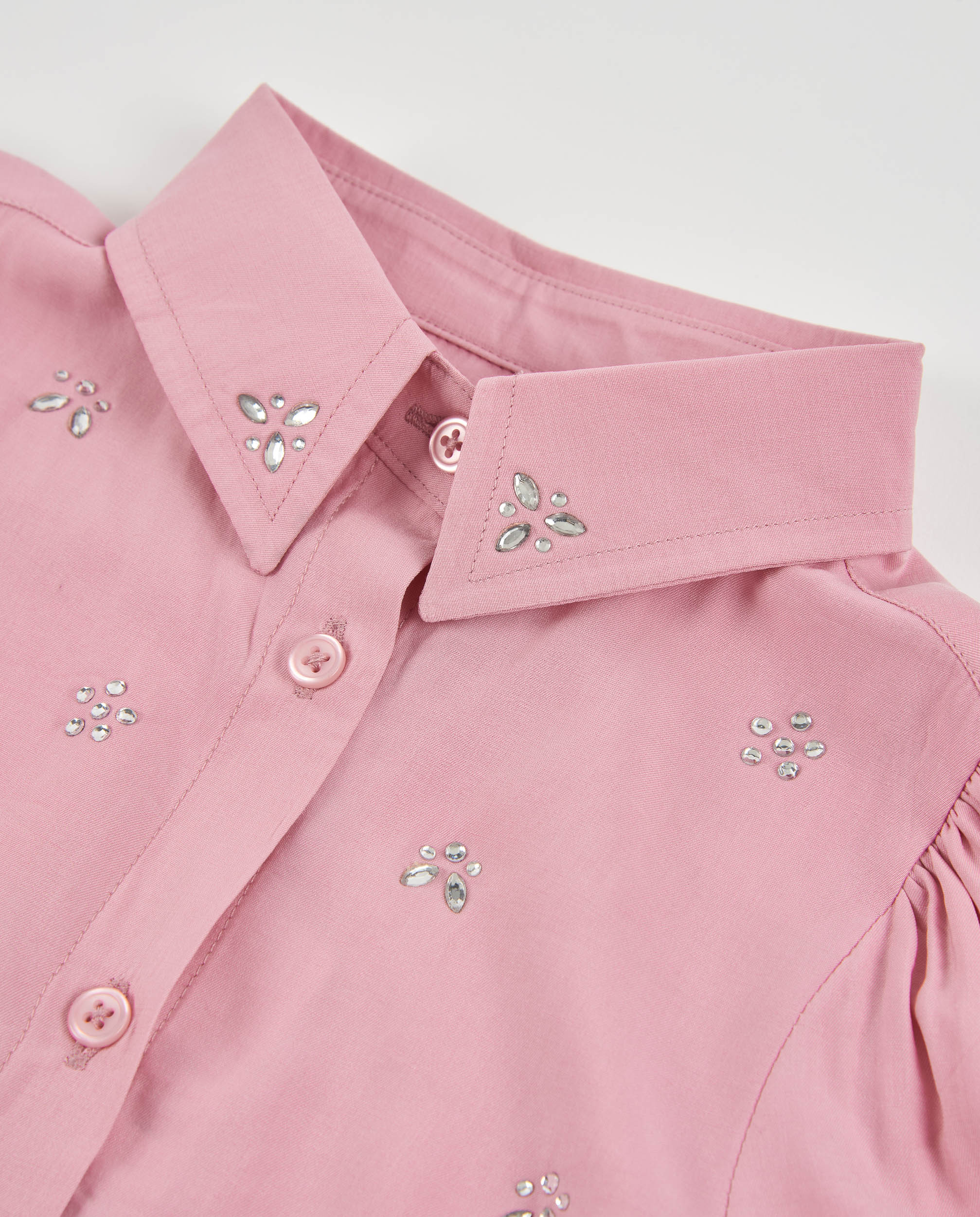 Camisa de niña de tela plana con bordados de gemas y manga larga
