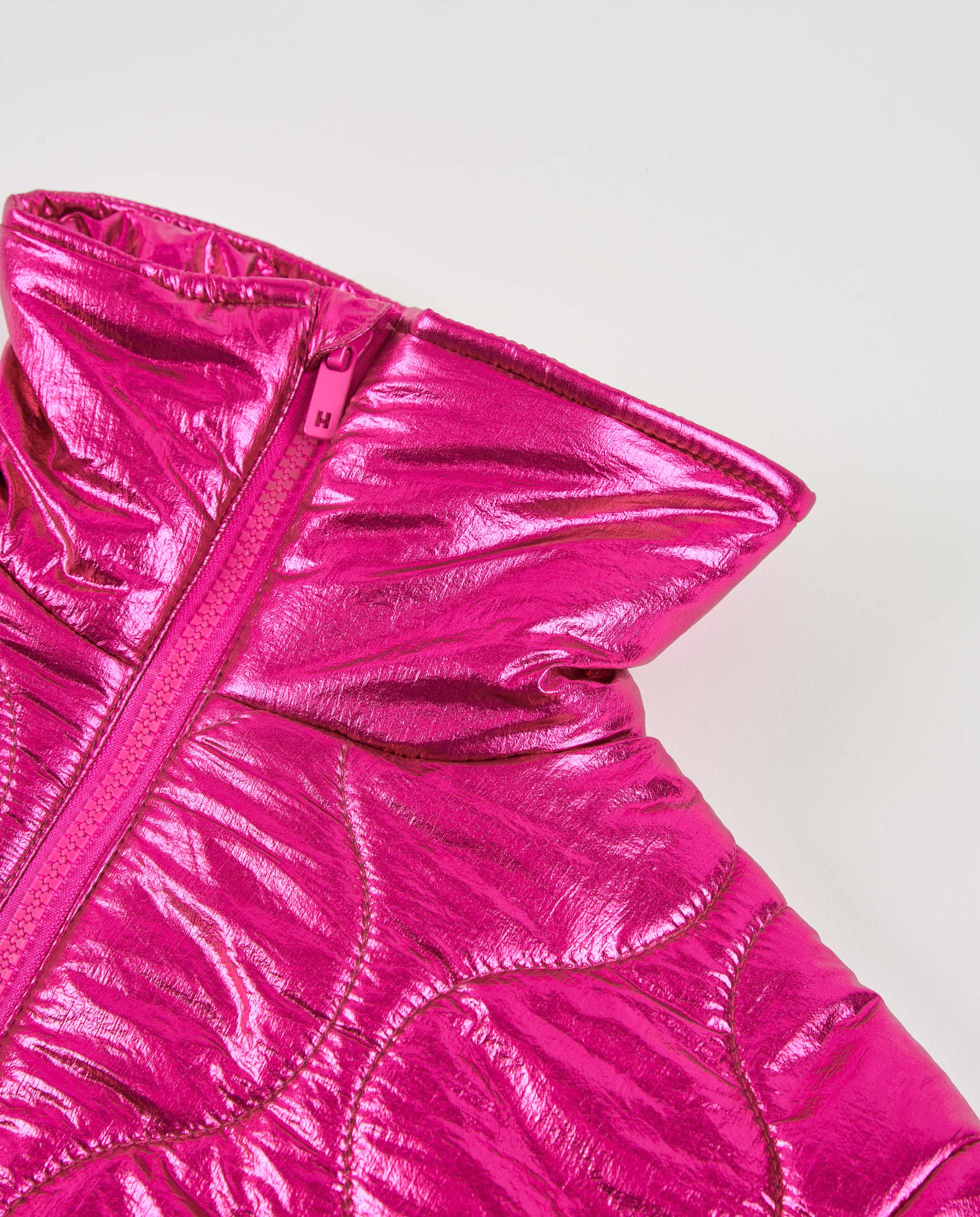 Chaqueta de niña acolchada con cremallera y acabado metálico