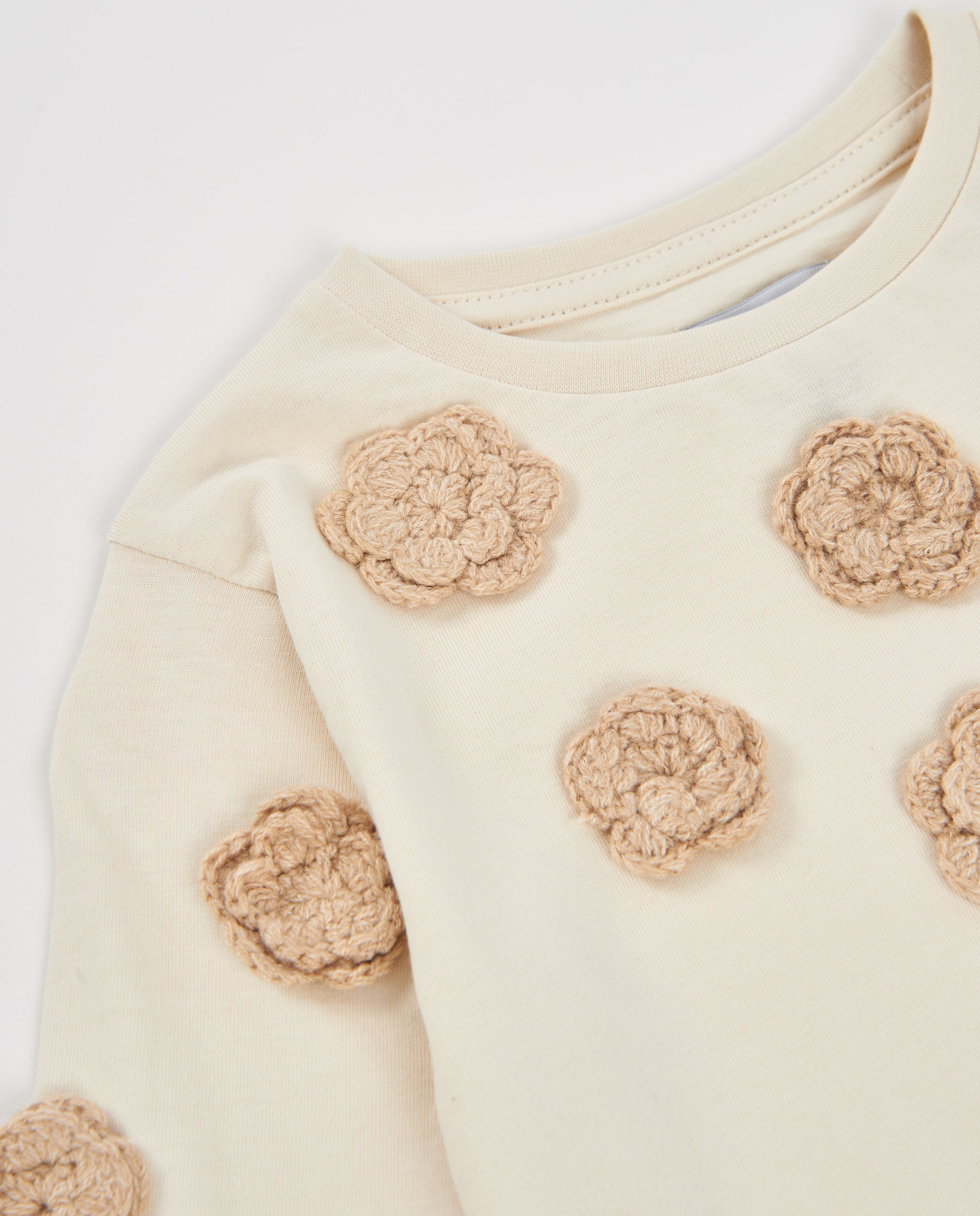 Camiseta de niña de punto con apliques florales y manga larga