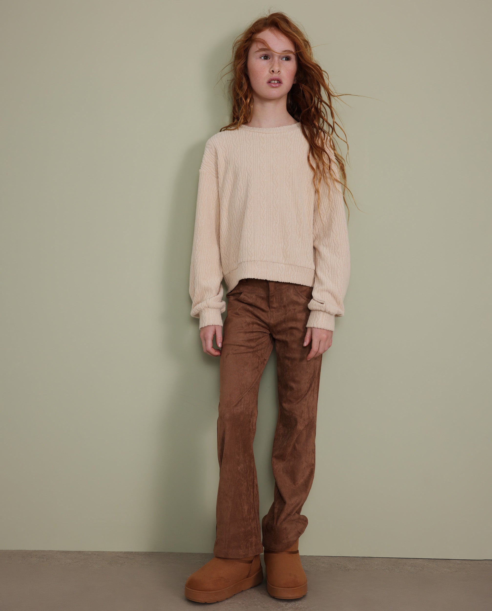 Pantalón de niña de ante con corte acampanado y cintura ajustada