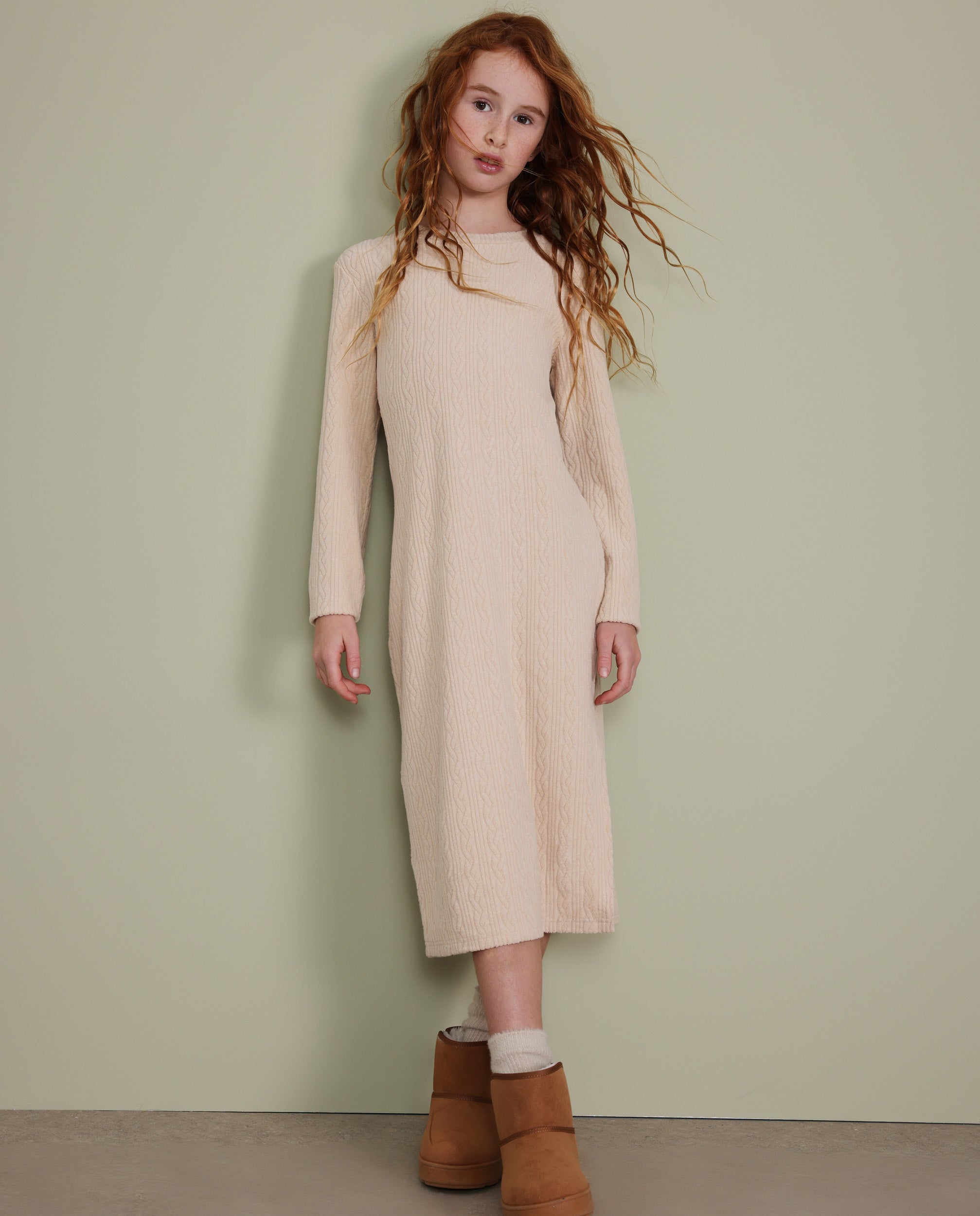 Vestido midi de niña de tricot de canalé con manga larga