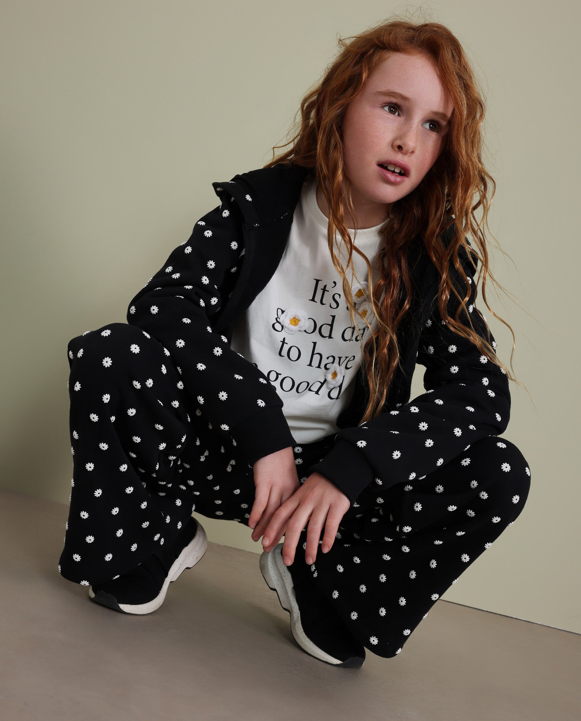 Camiseta de niña de punto con estampado floral y mensaje inspirador
