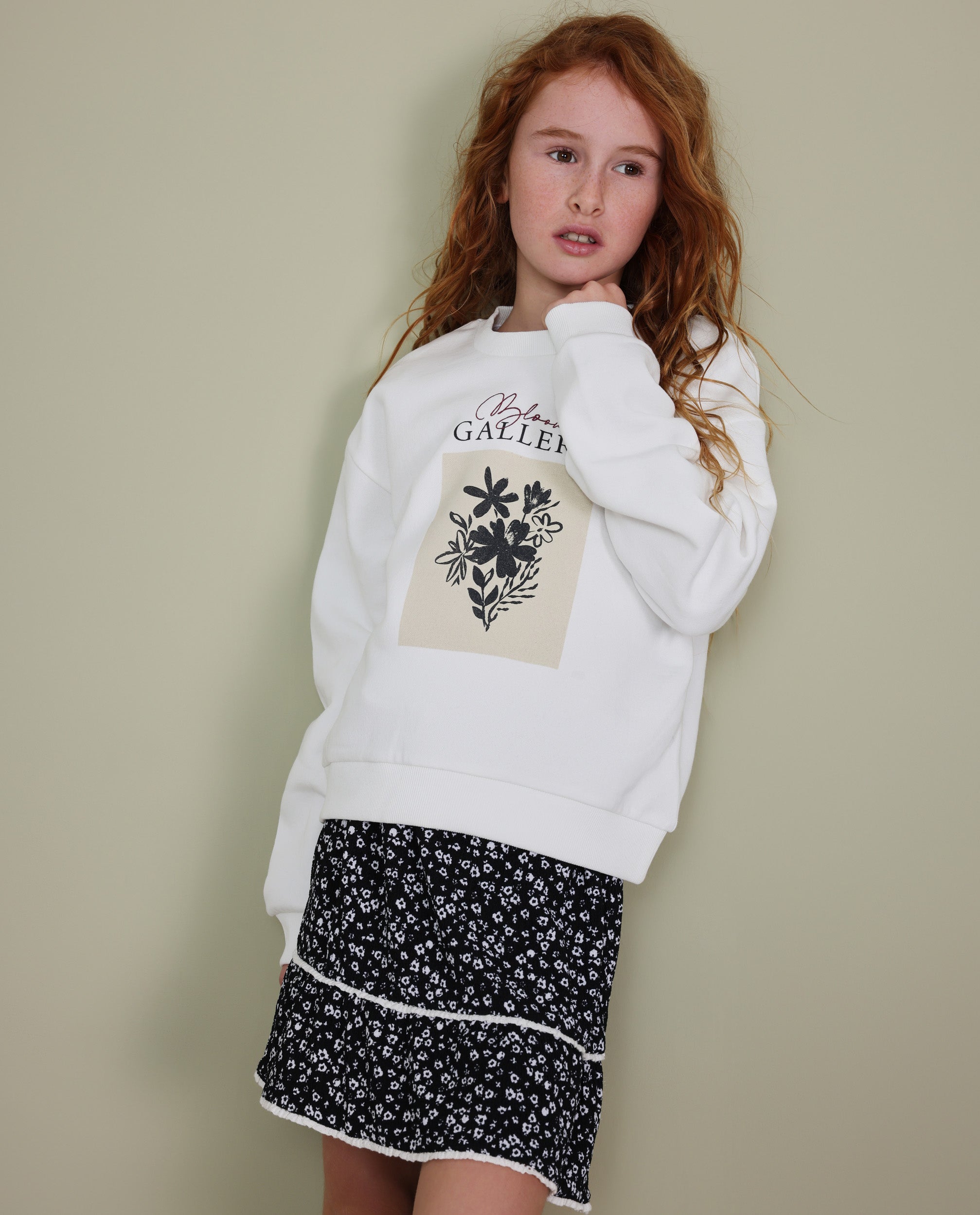Sudadera de niña de felpa con estampado floral y corte relajado