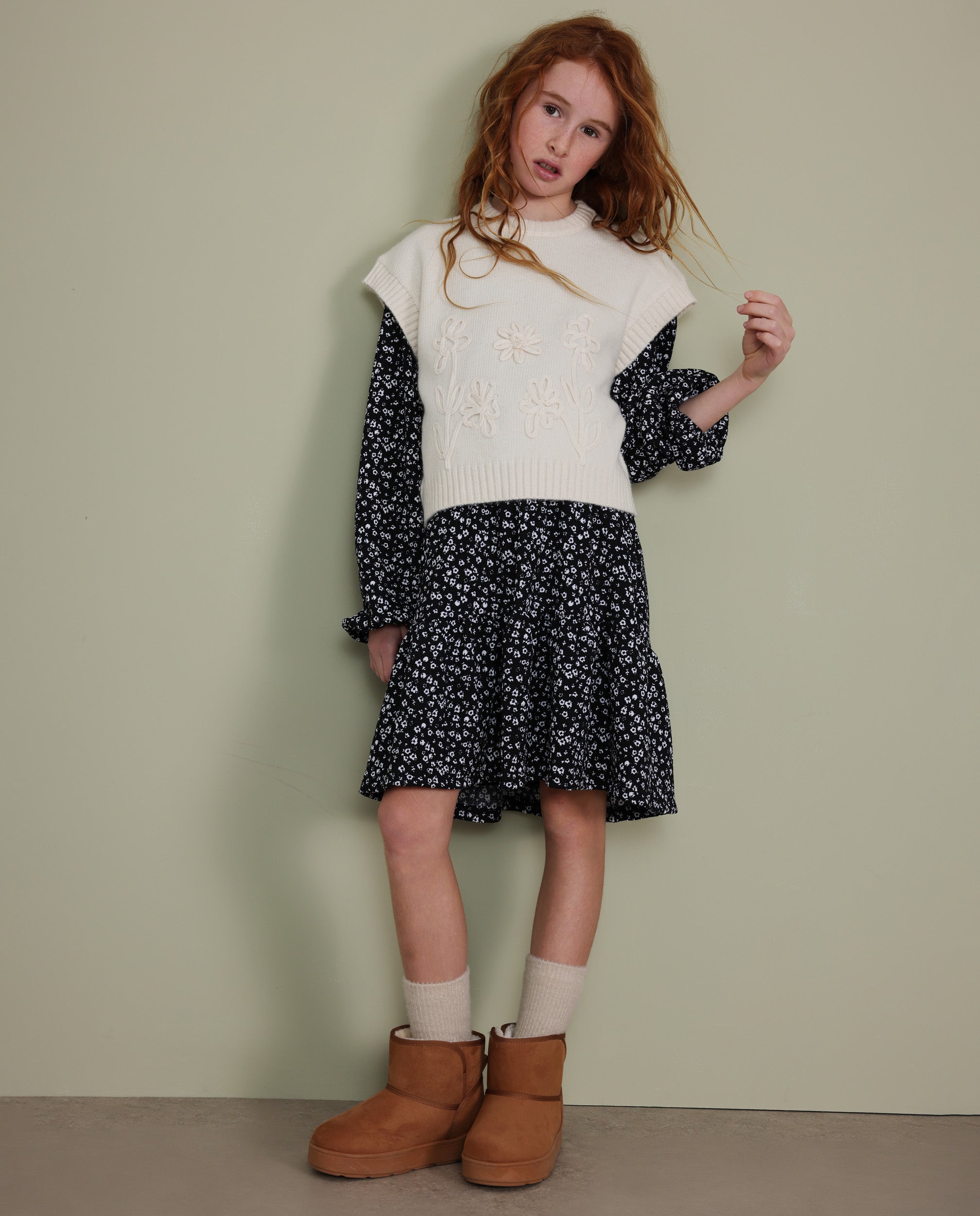 Vestido de niña de tela plana con diseño floral y mangas con volantes