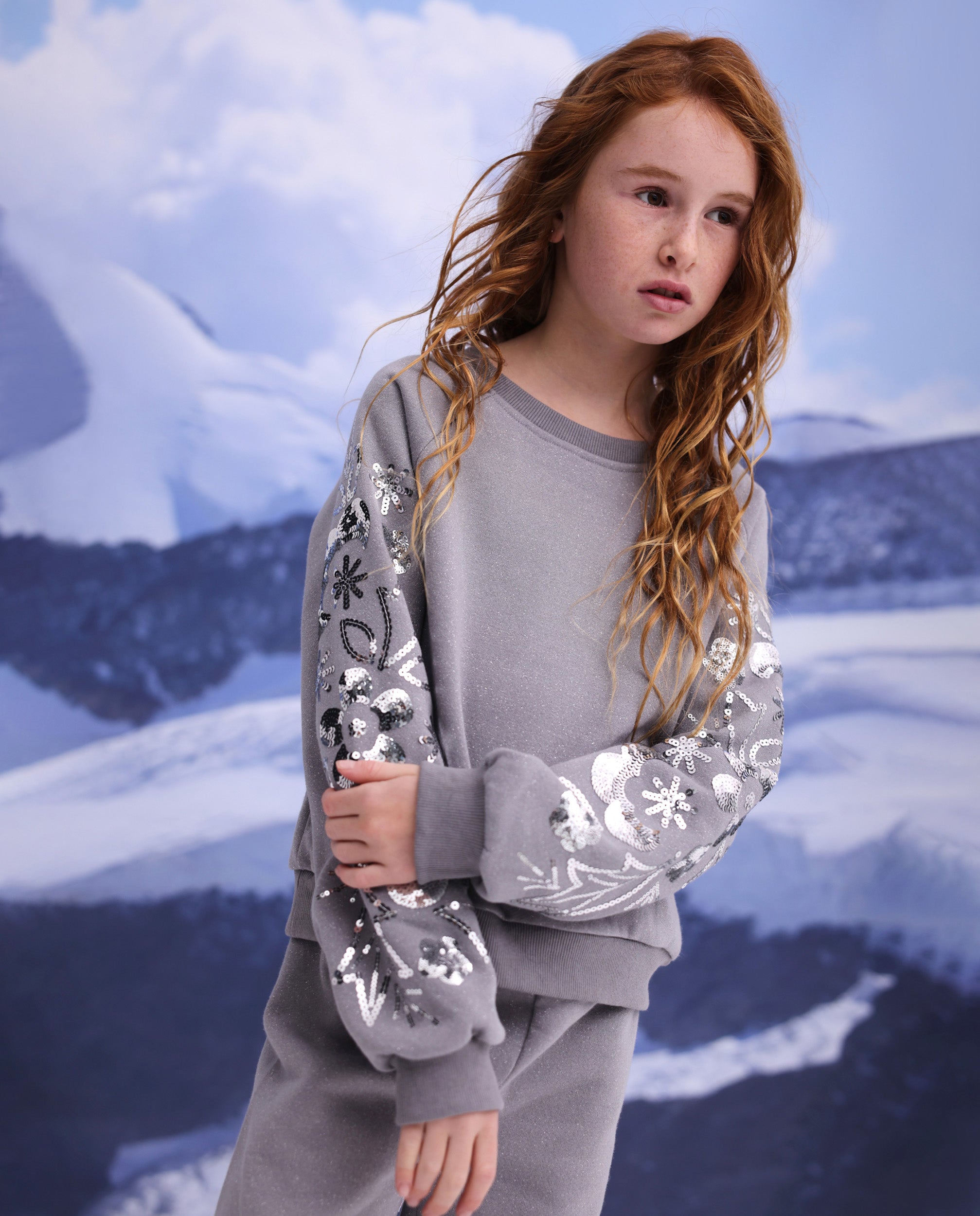 Sudadera de niña de felpa con diseño floral de lentejuelas en las mangas