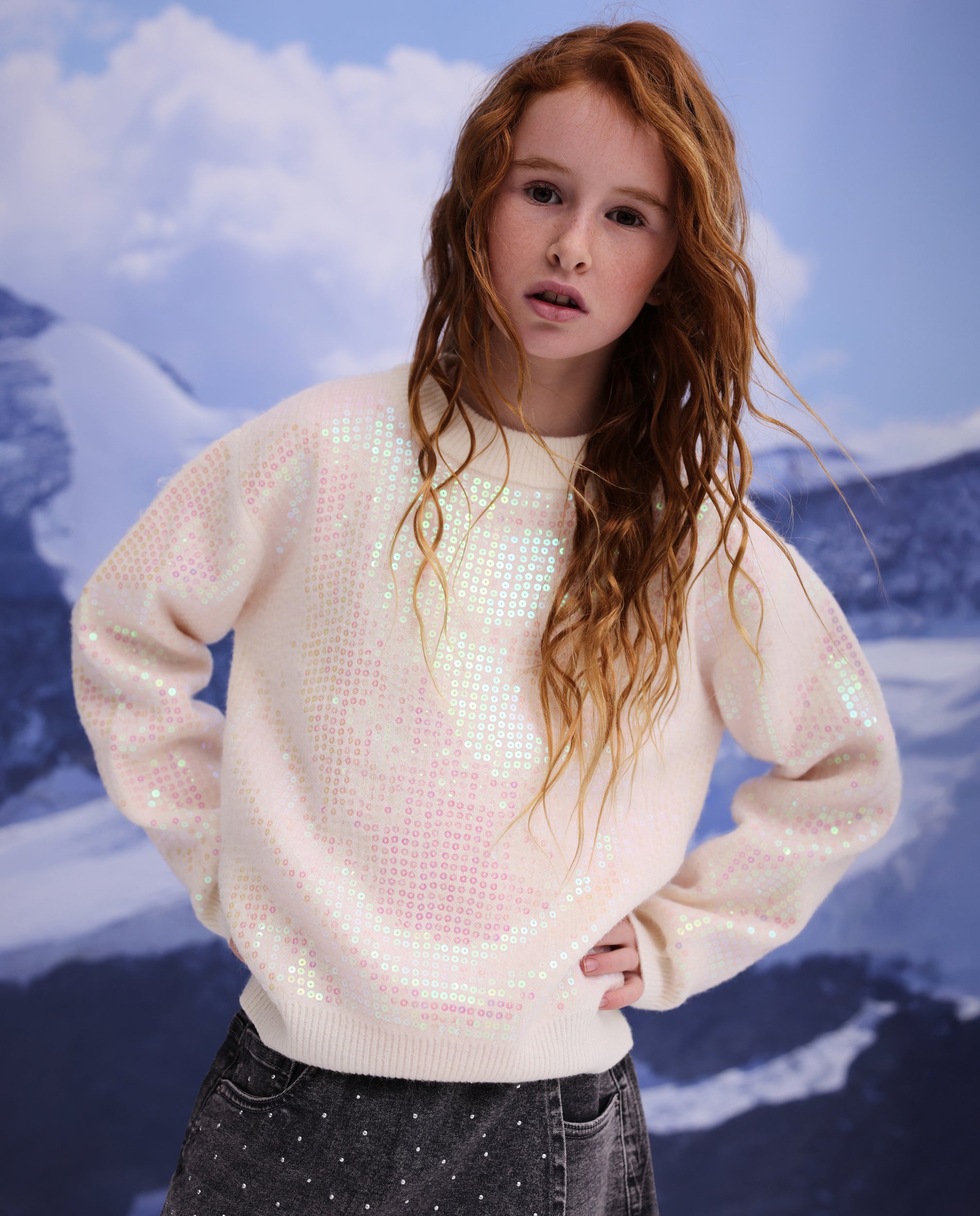 Jersey de niña de tricot con lentejuelas y cuello redondo