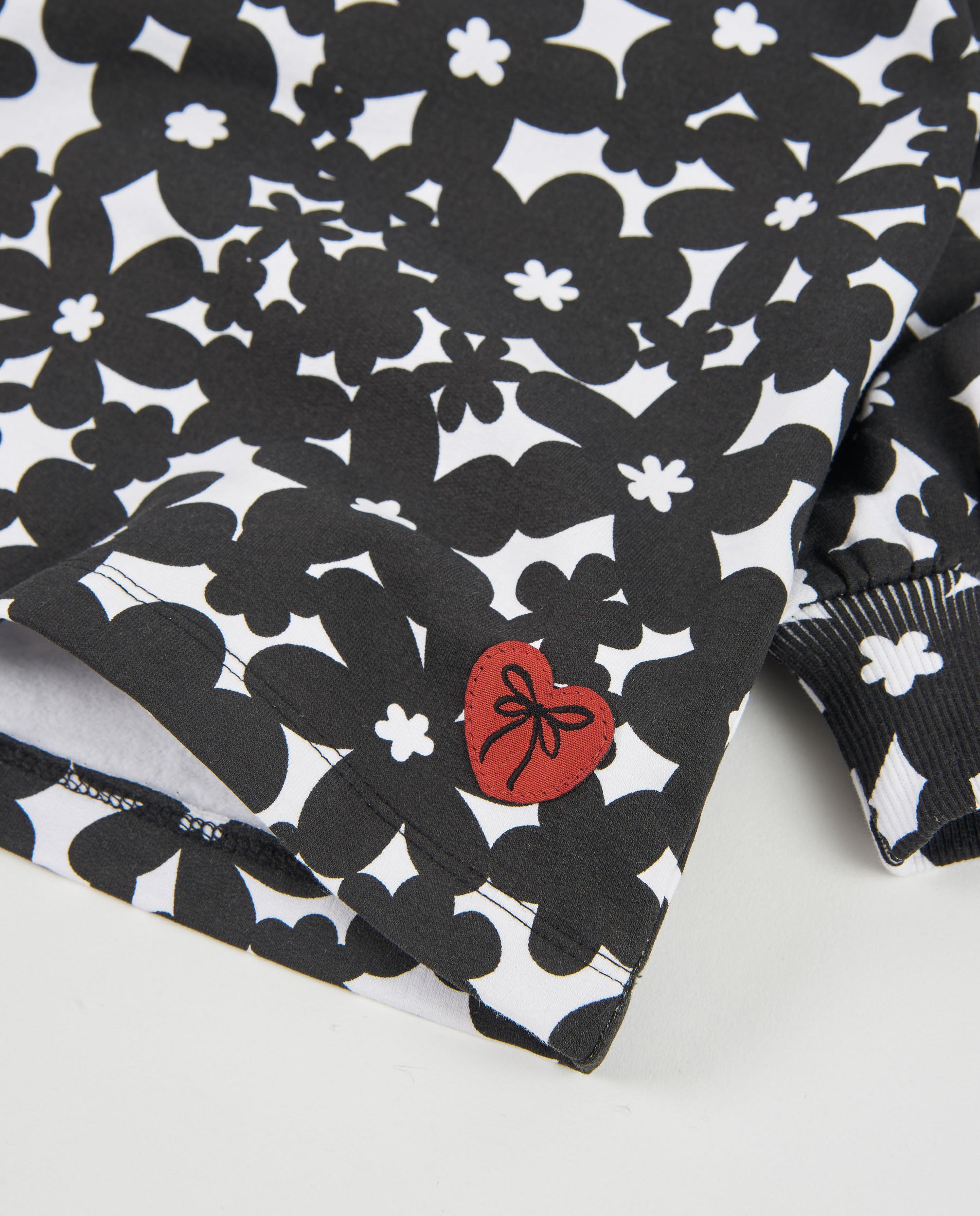 Vestido de niña de felpa con estampado floral y mangas abullonadas