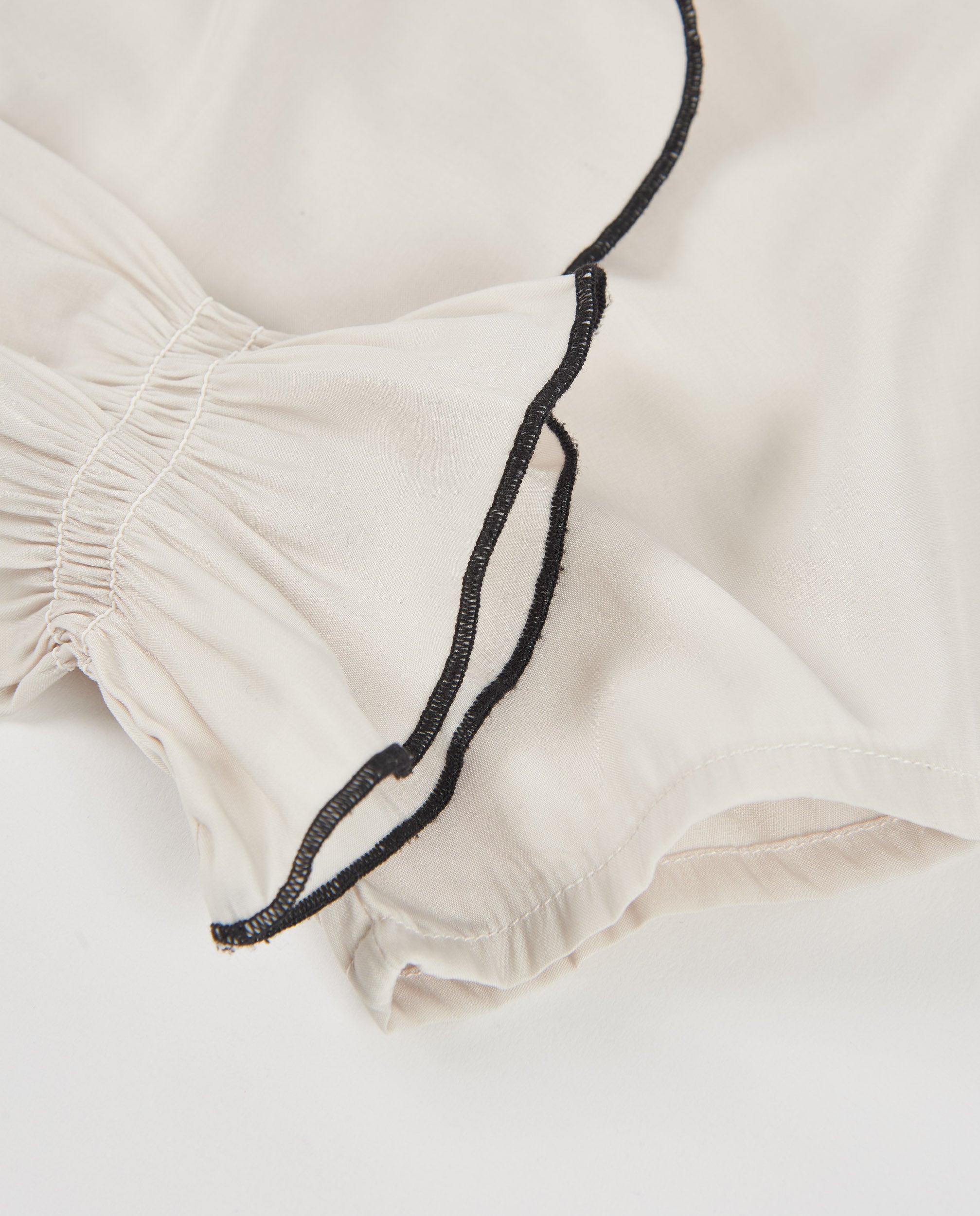 Camisa de niña de tela plana con cuello de volante y lazo central