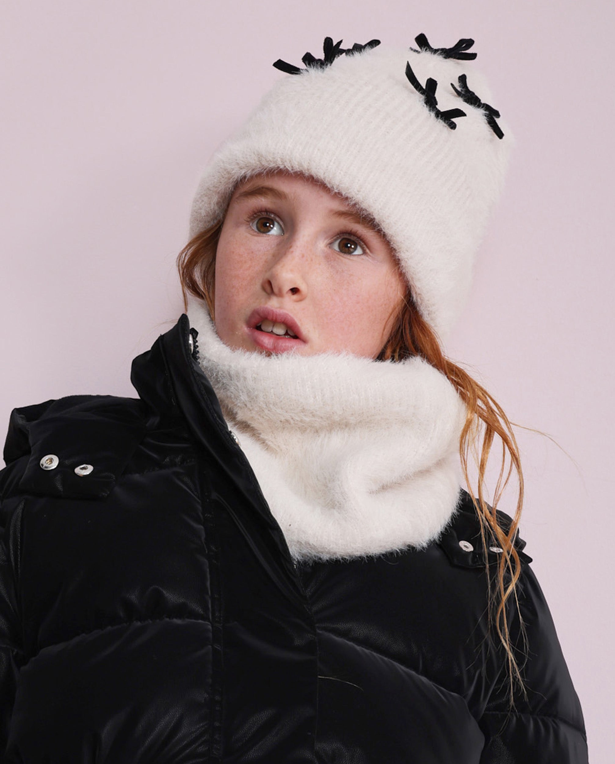 Set de niña de tricot con gorro de lazos y braga de cuello a juego