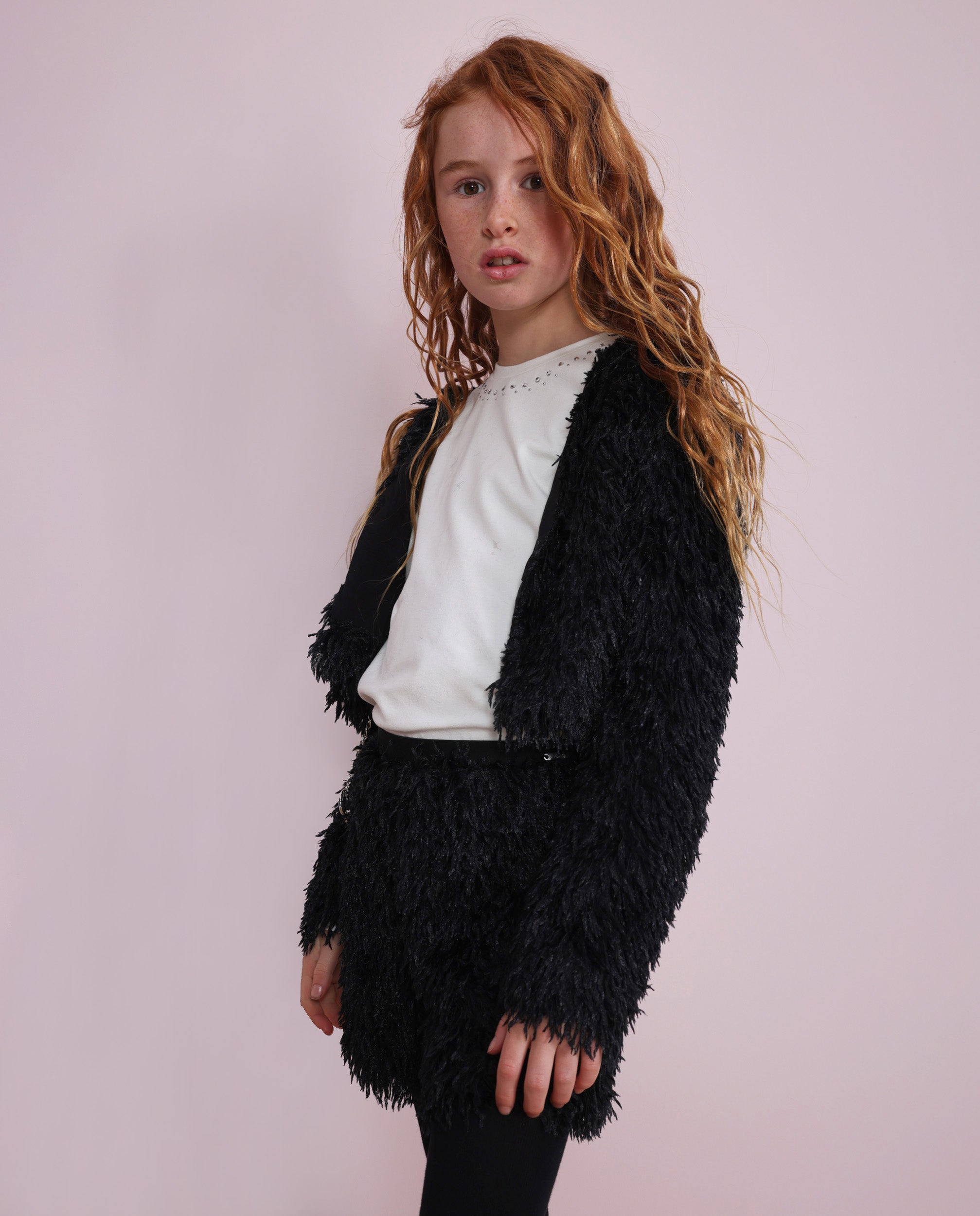 Camiseta de niña de punto con detalles brillantes en el escote
