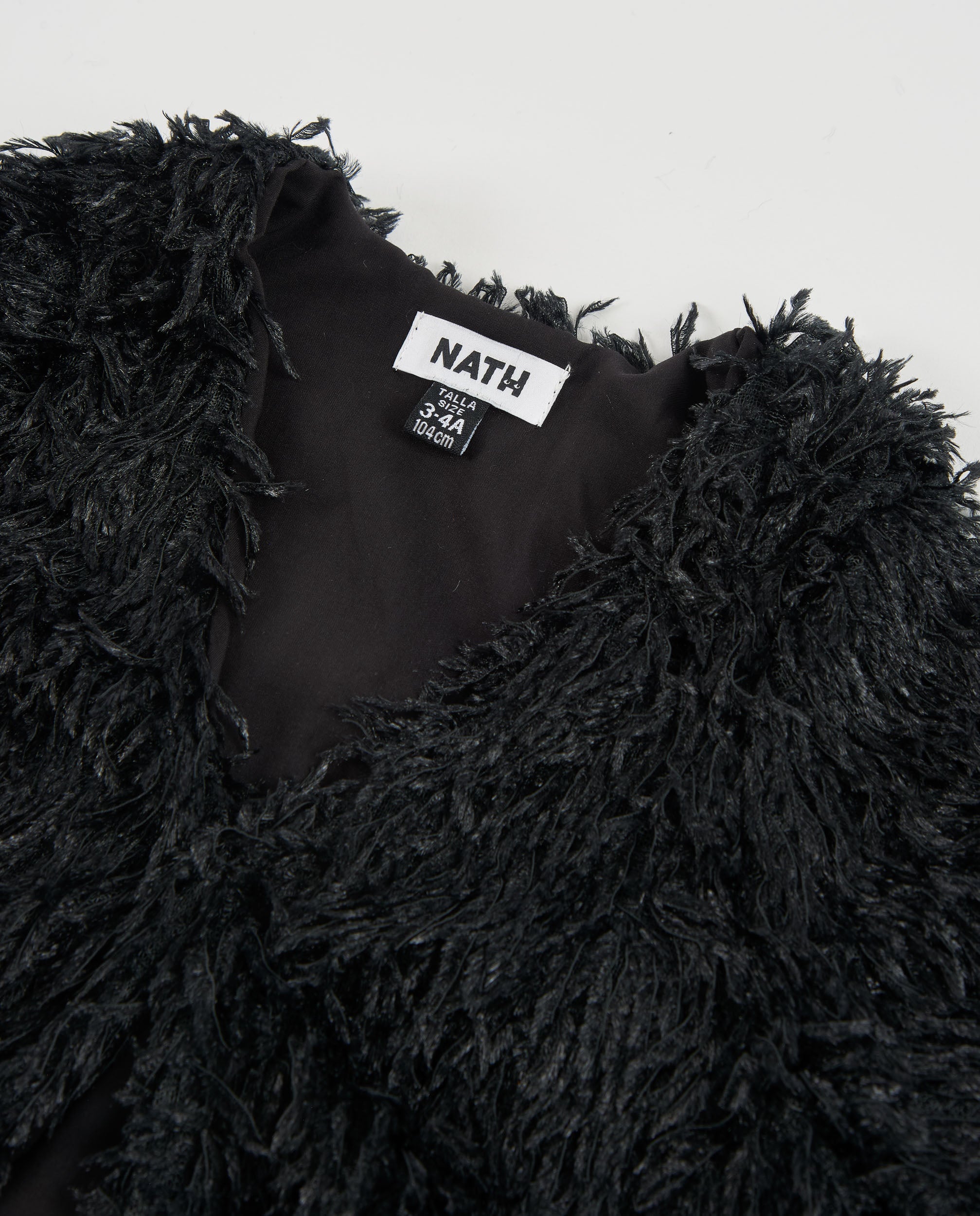 Chaqueta de niña con textura de plumas y cierre de botones
