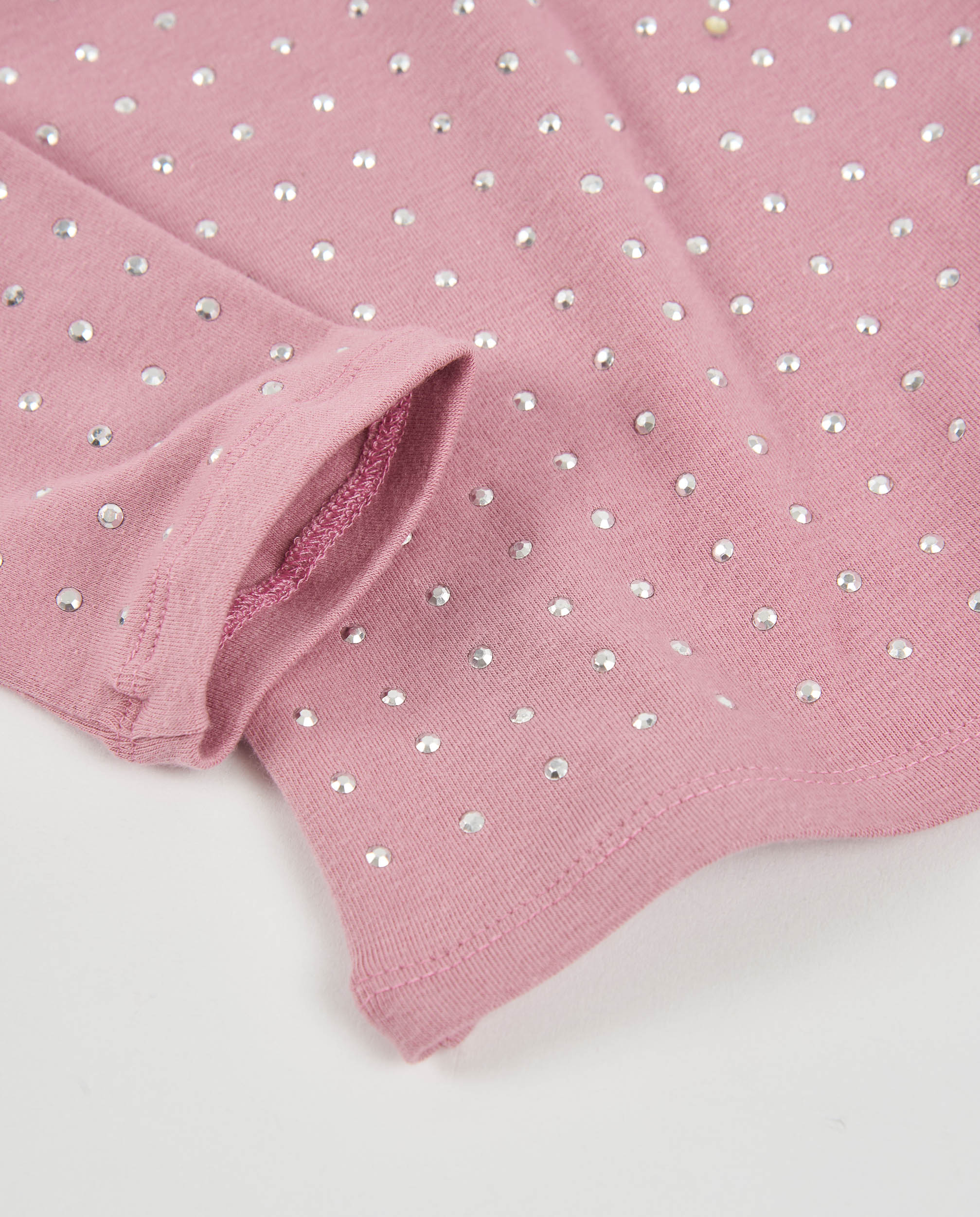 Camiseta de niña de punto con cuello alto y apliques brillantes