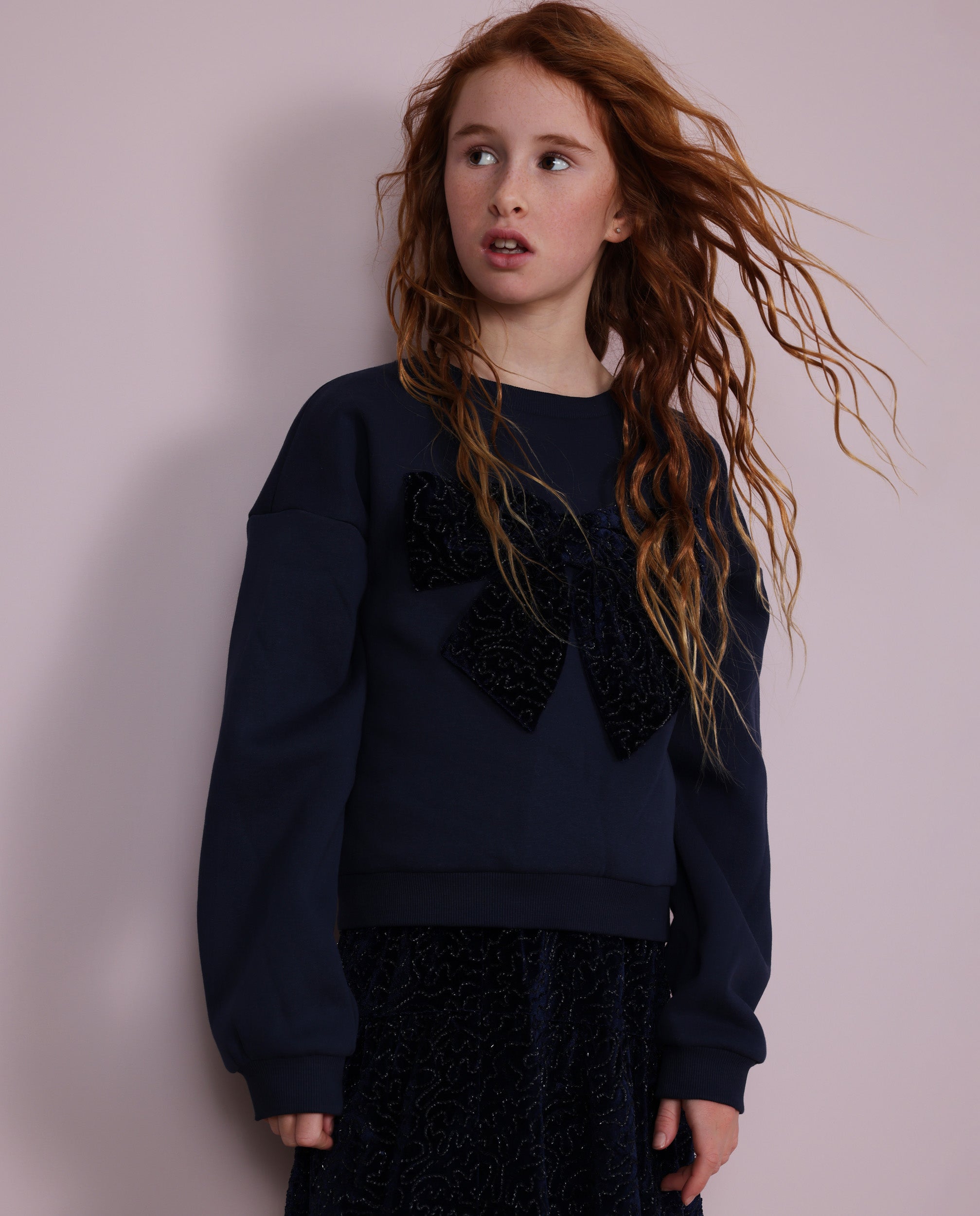 Sudadera de niña de felpa con lazo decorativo y puños acanalados