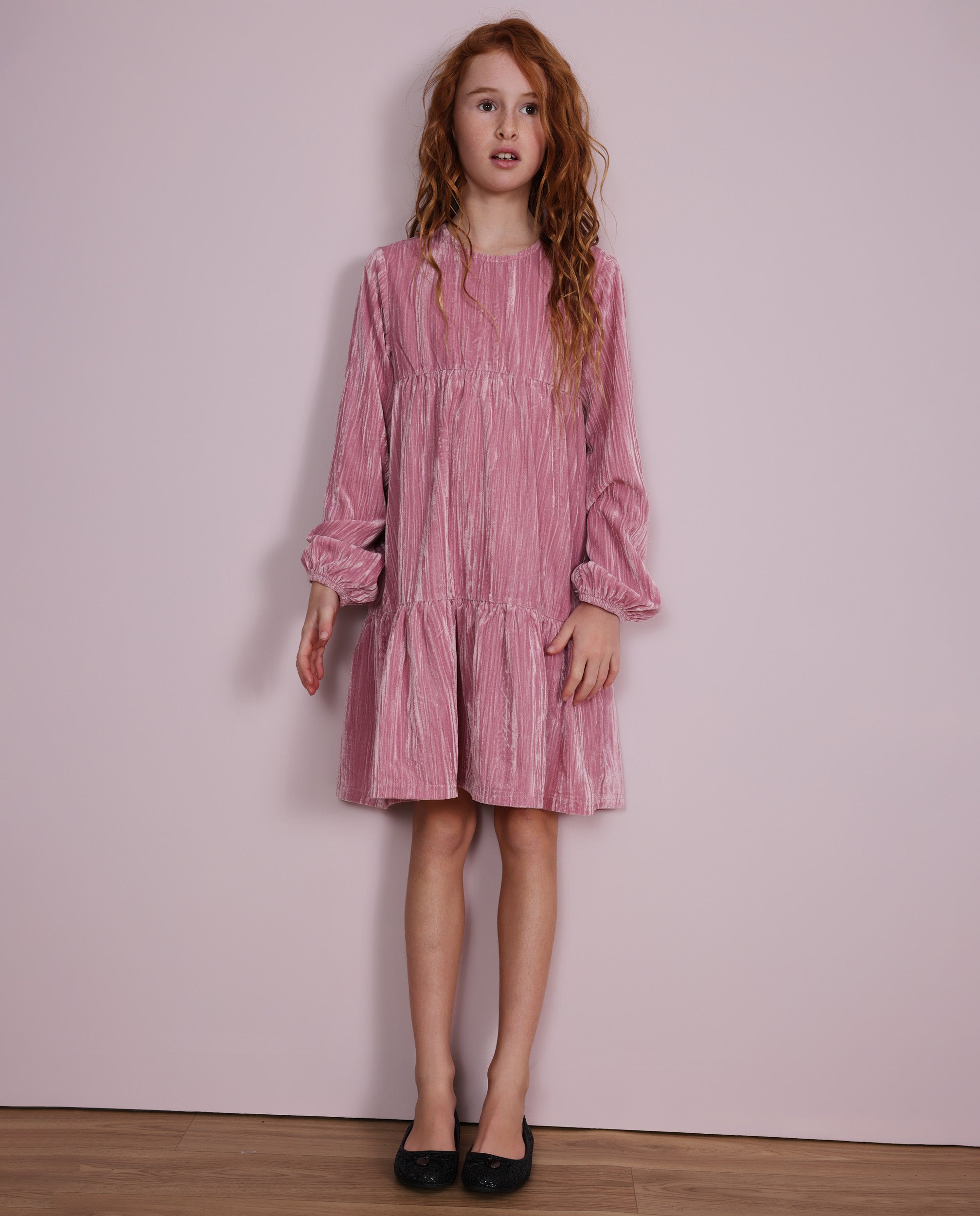 Vestido de niña de tejido sedoso con volantes