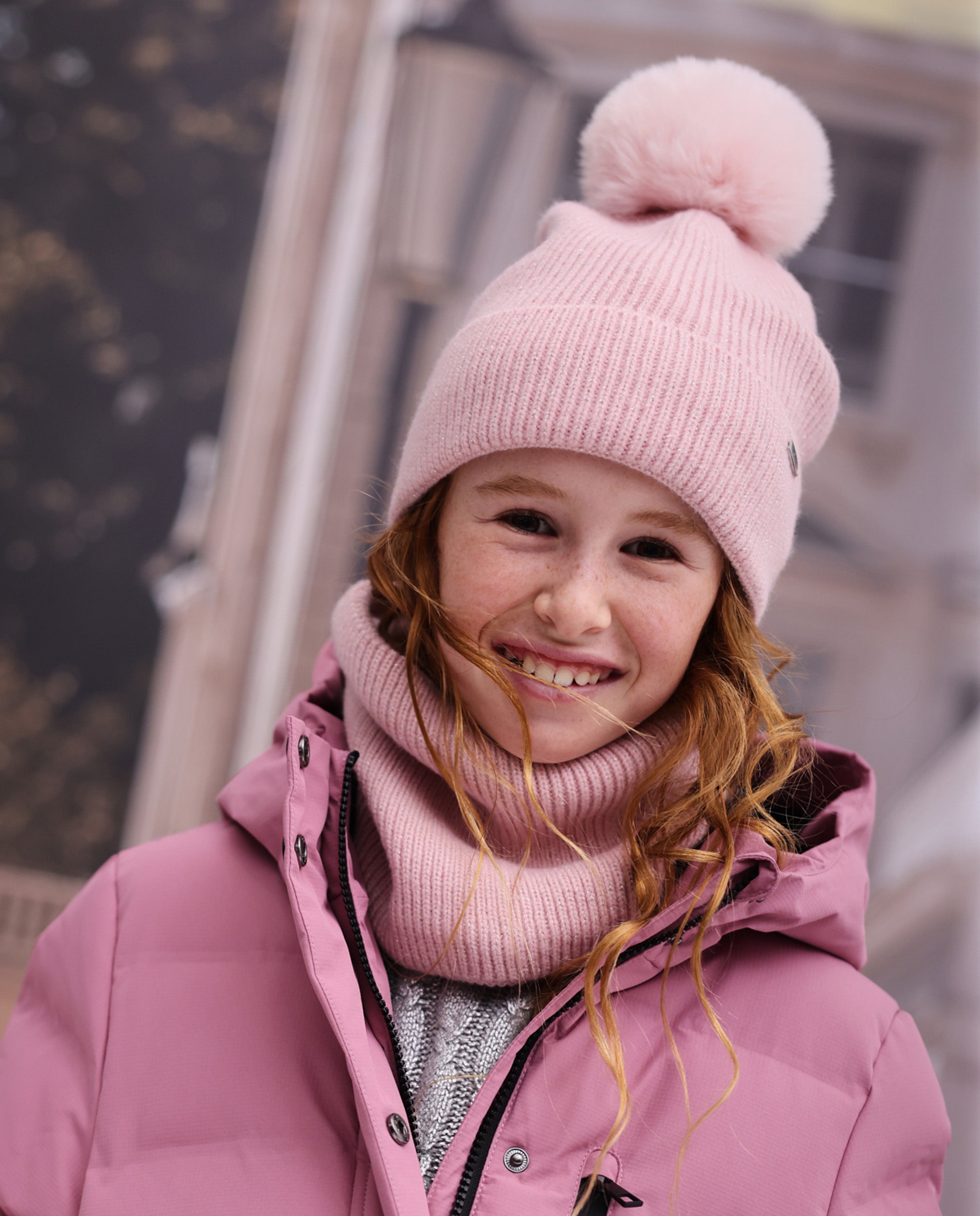 Set de niña de tricot con gorro de pompón y braga de cuello