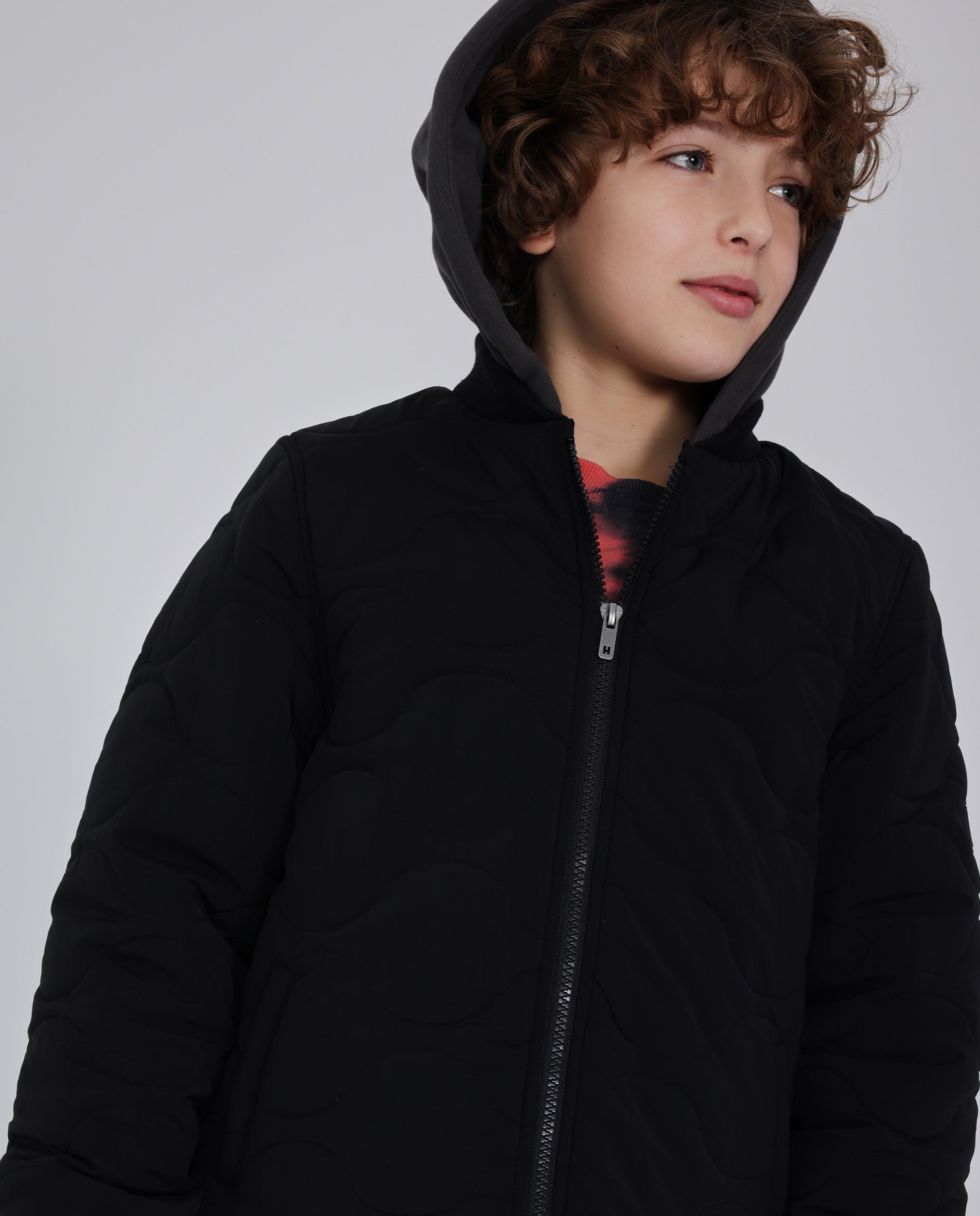 Chaqueta de niño acolchada con capucha y estilo bomber