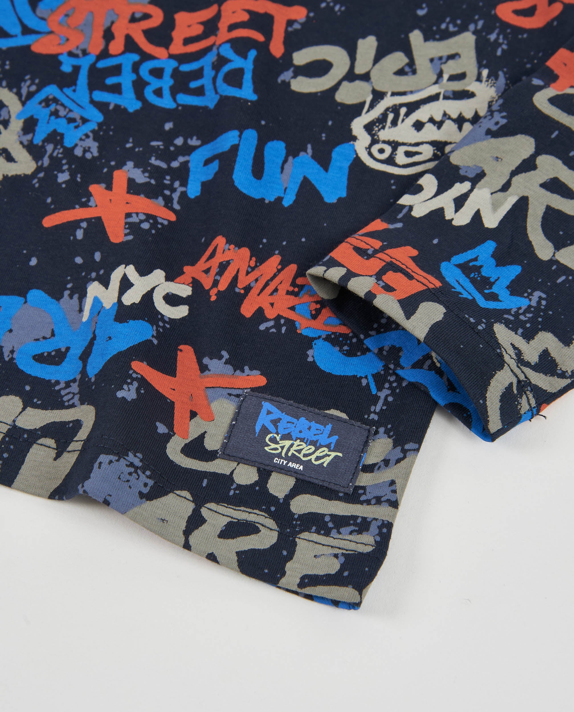 Camiseta de niño de punto con estampado creatico de grafiti