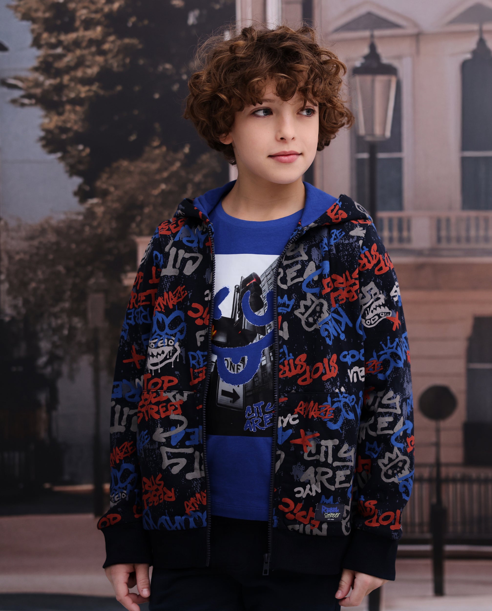 Camiseta de niño de punto con estampado urbano y colores en contraste