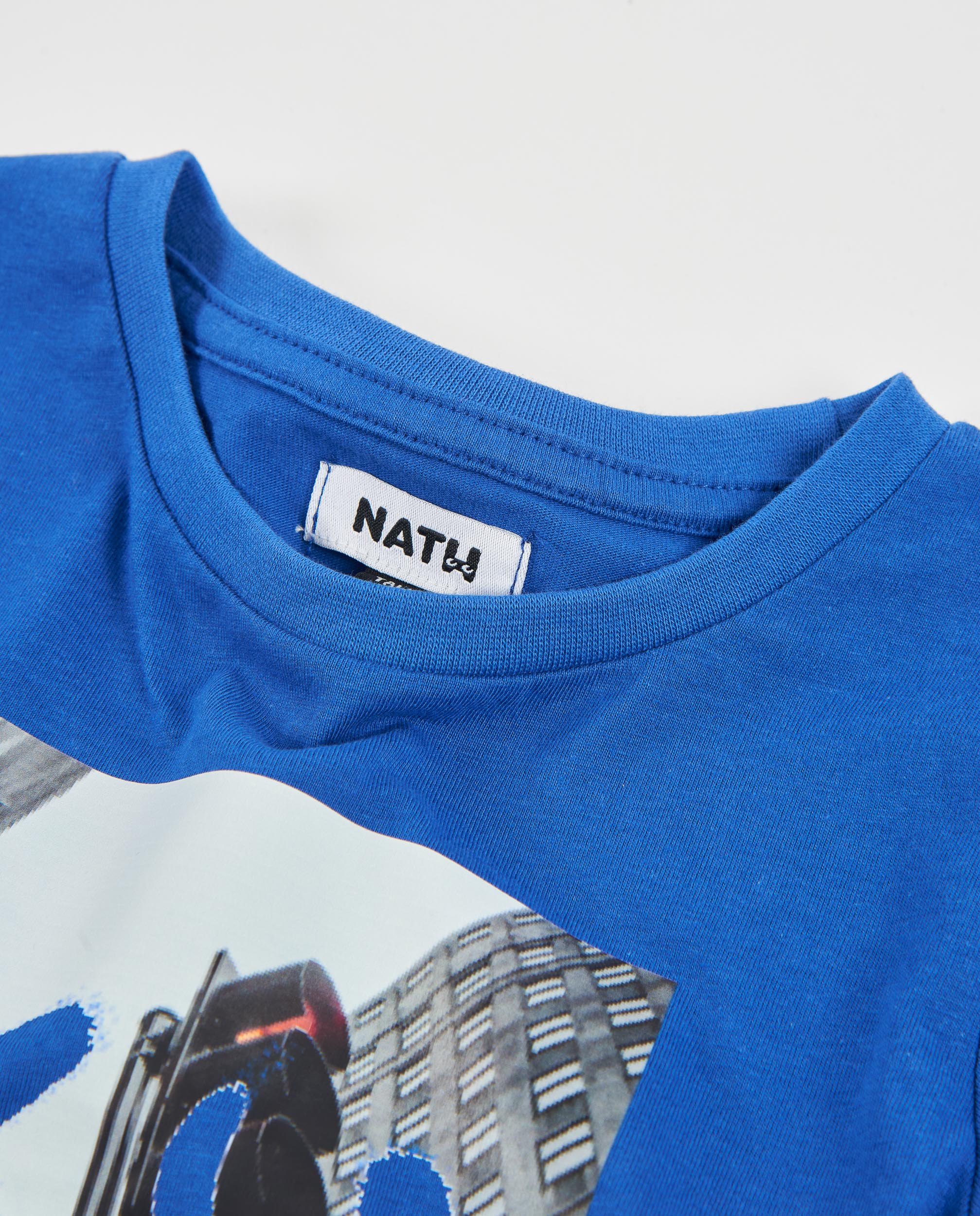 Camiseta de niño de punto con estampado urbano y colores en contraste