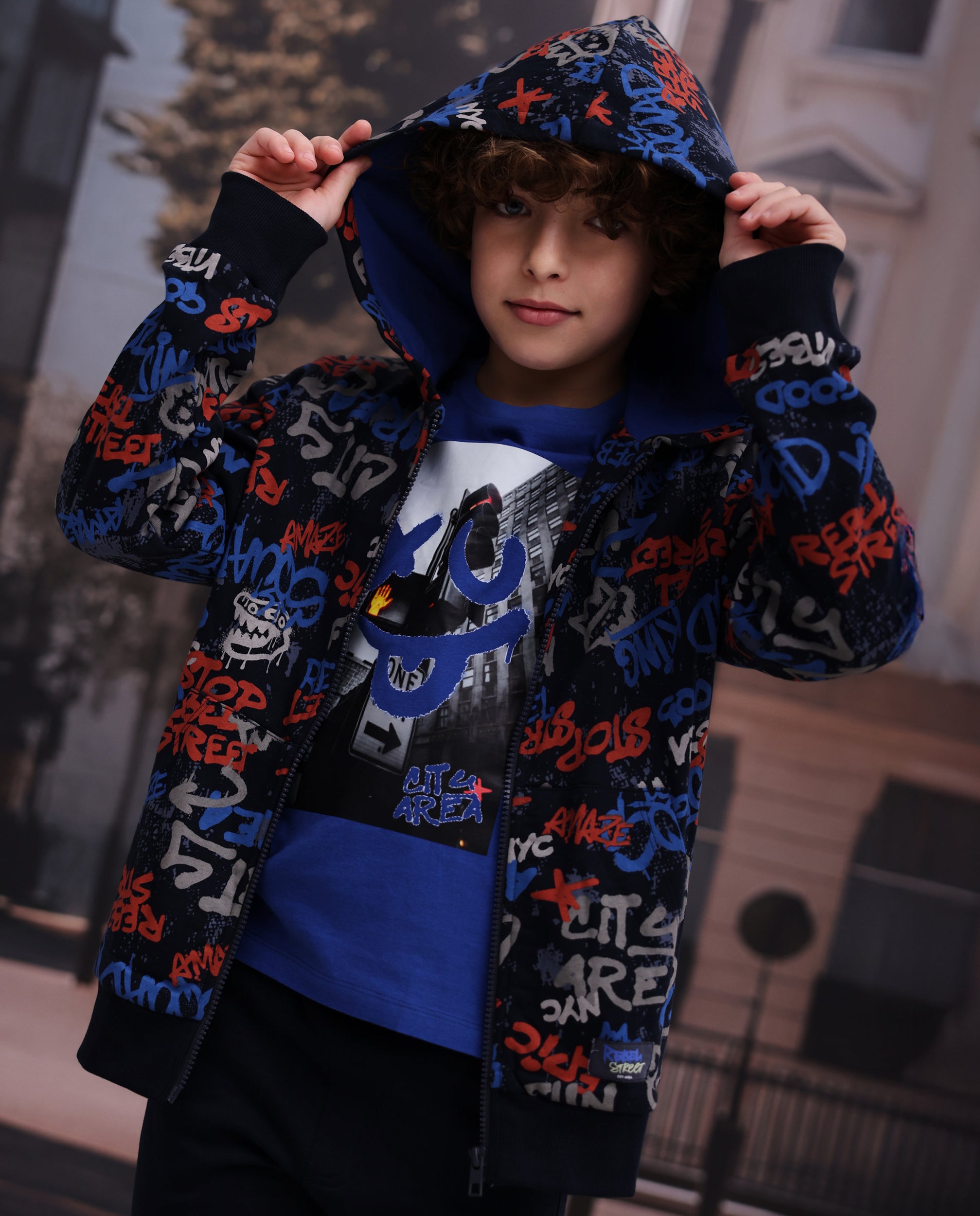 Sudadera de niño de felpa con capucha y diseño de grafitis