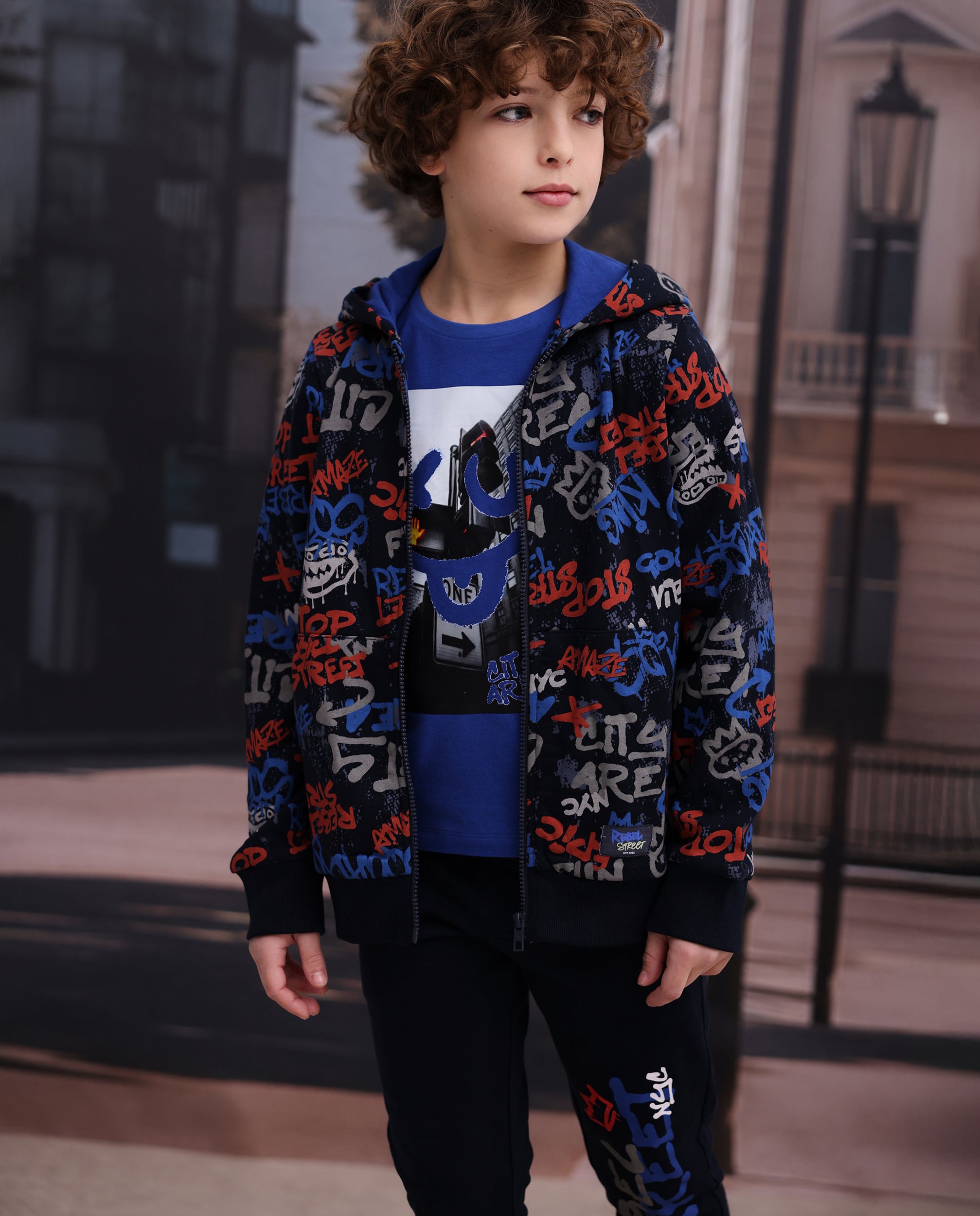 Pantalón de niño de felpa con estilo de grafitis
