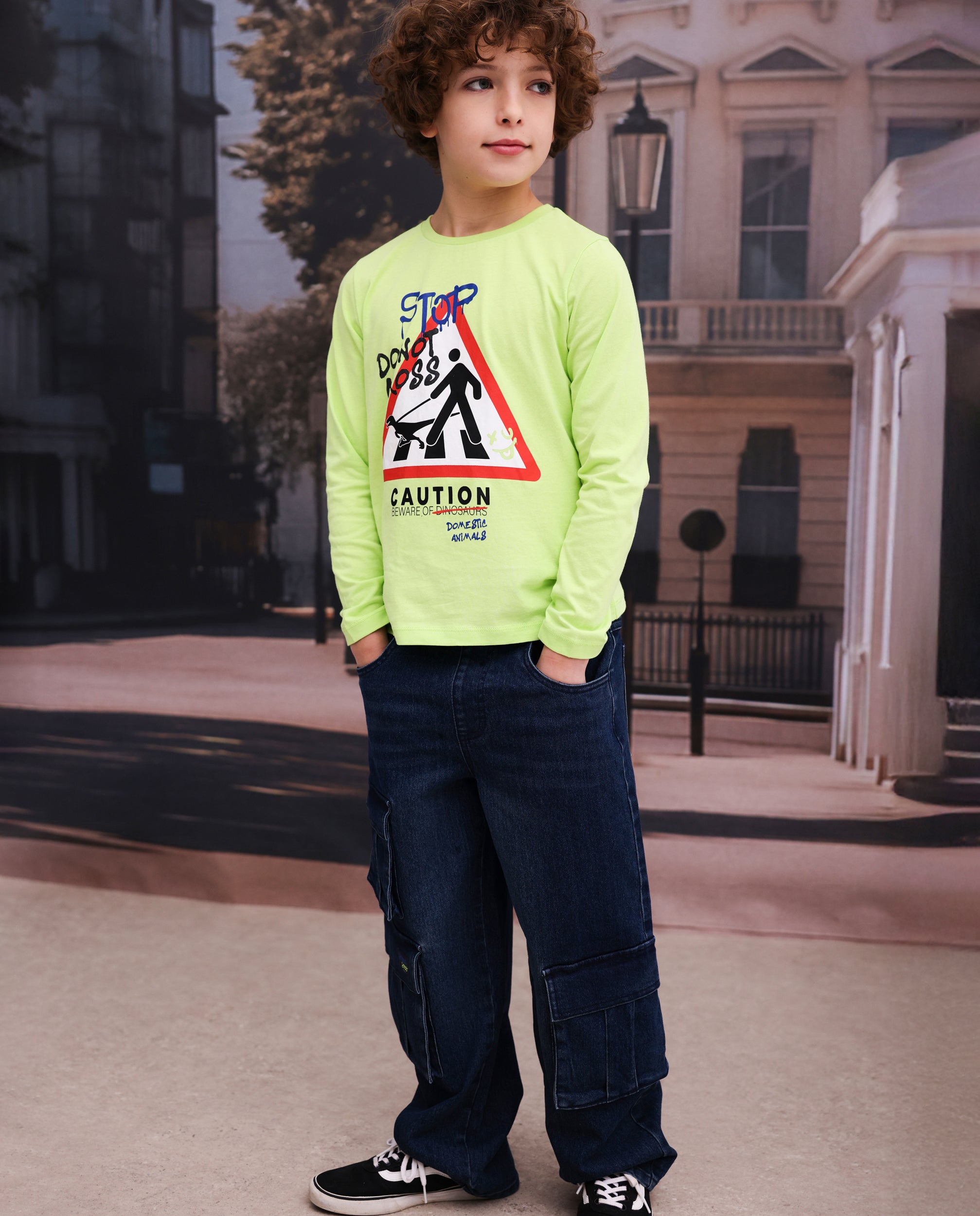 Pantalón cargo de niño de denim con bolsillos