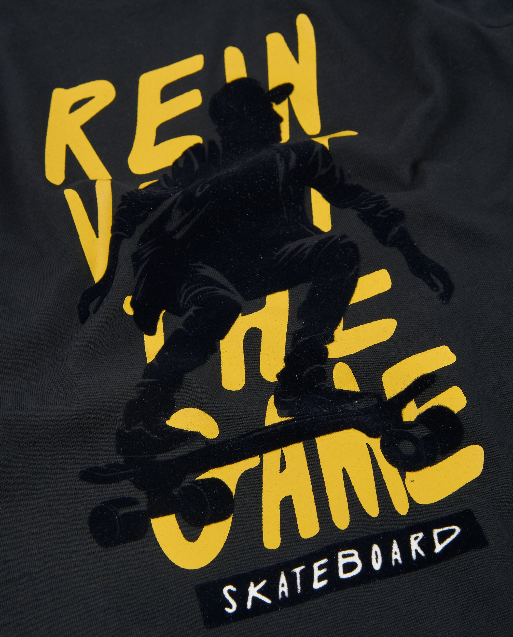 Camiseta de niño de punto con print de skater y letras en contraste
