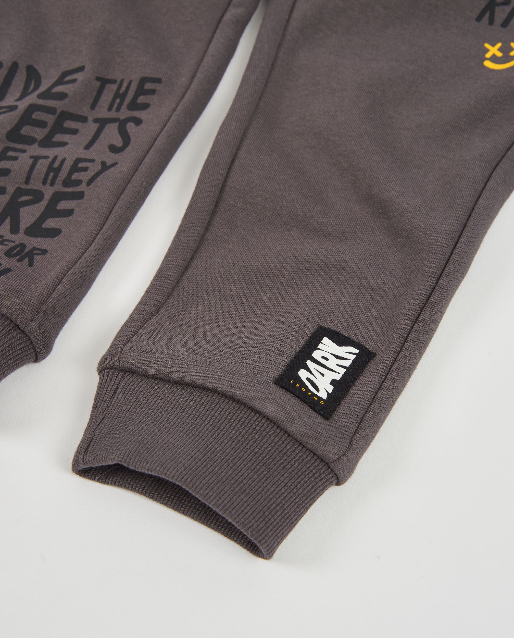 Pantalón de niño de felpa con estampado tipográfico y puños acanalados