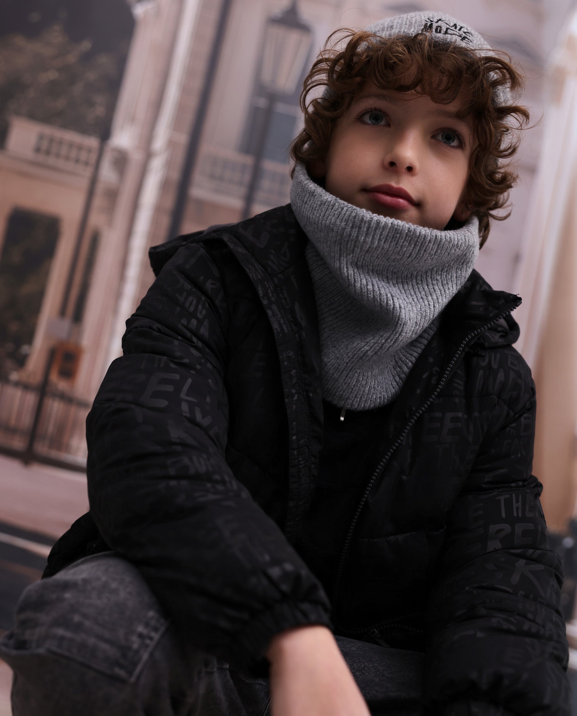 Set de niño de tricot con gorro y braga de cuello a juego