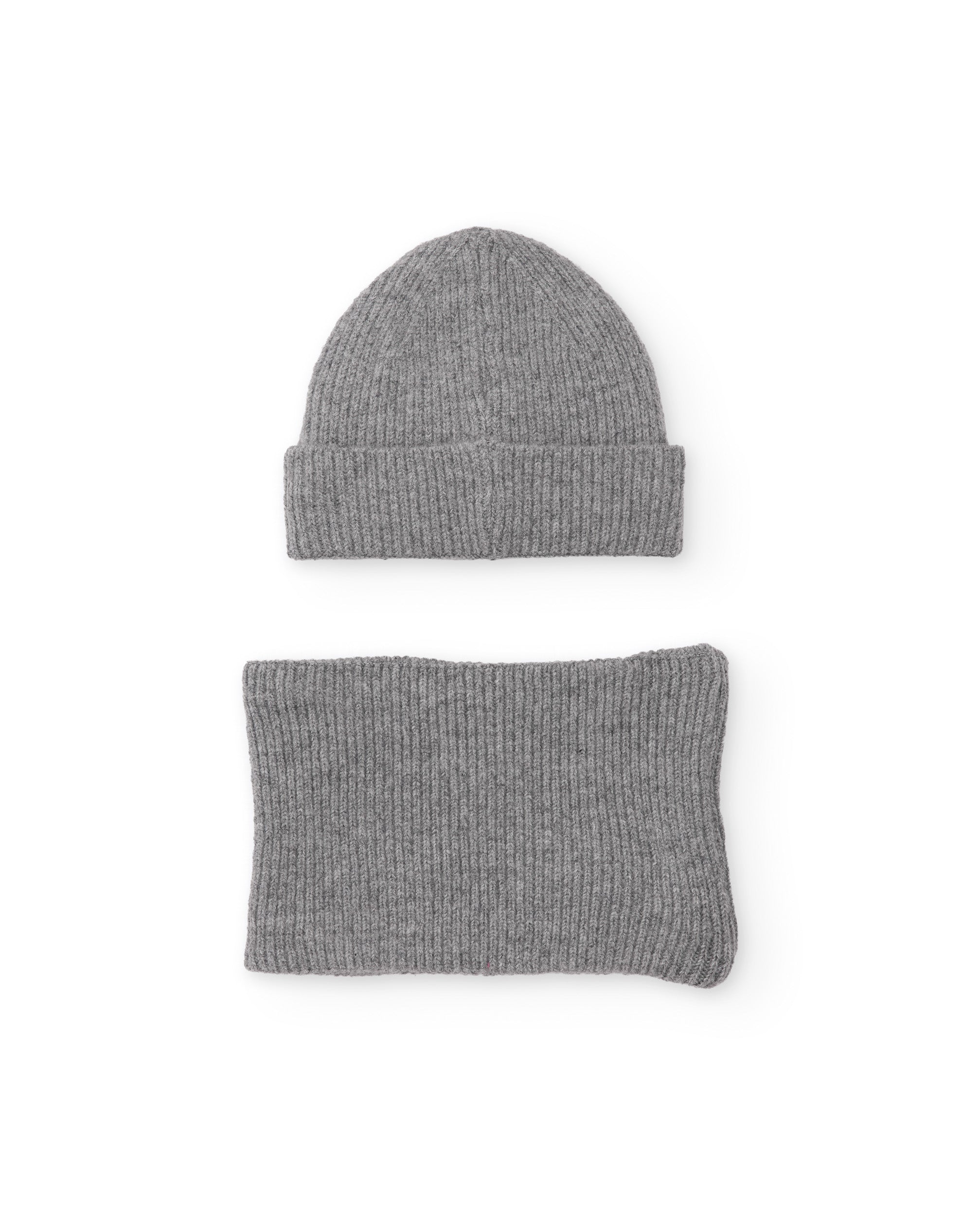 Set de niño de tricot con gorro y braga de cuello a juego