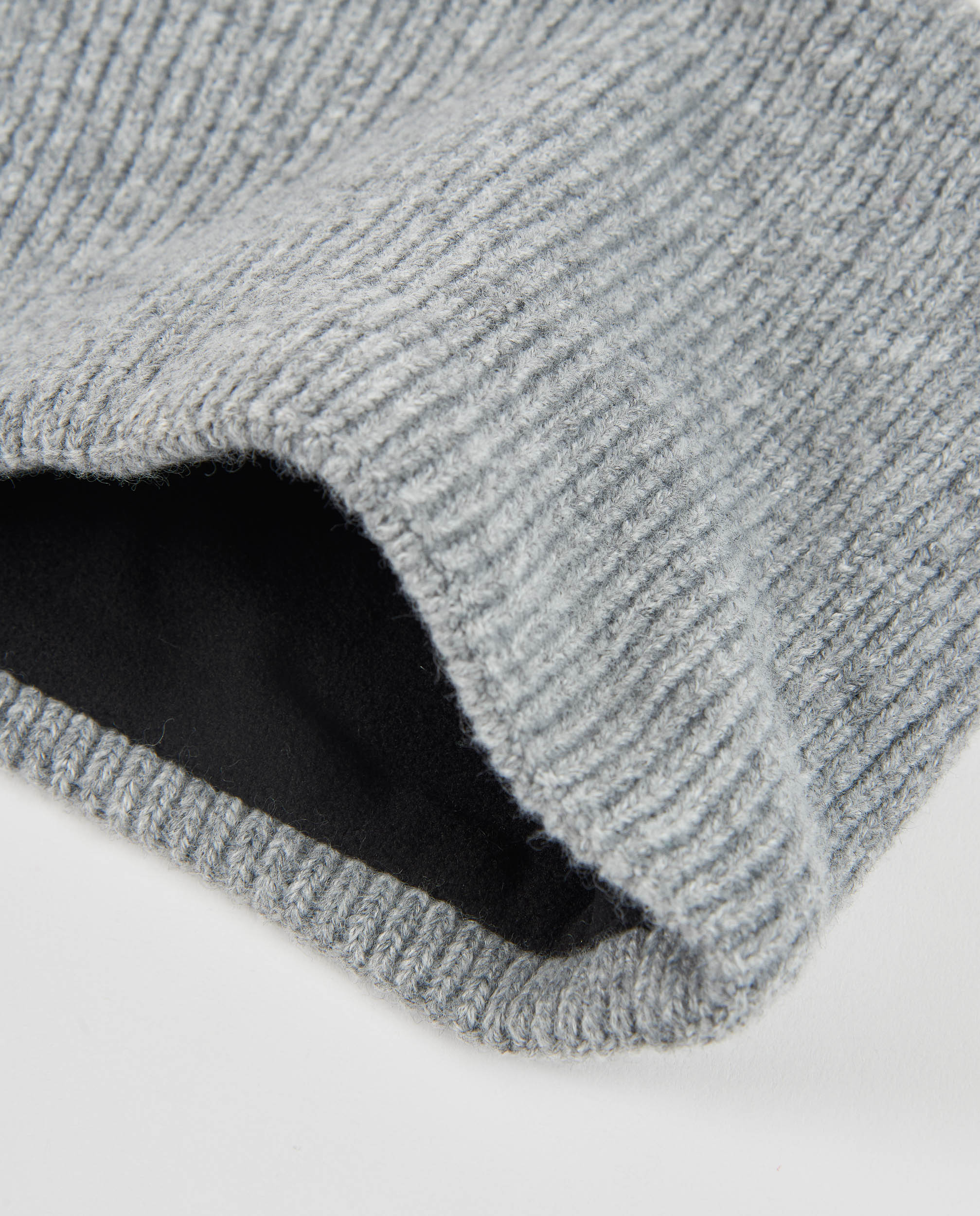 Set de niño de tricot con gorro y braga de cuello a juego