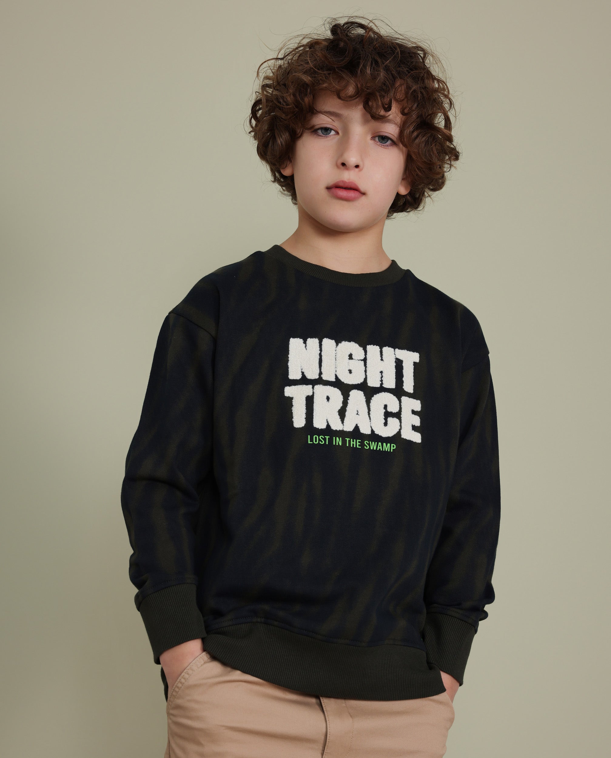Sudadera de niño de felpa con mensaje estampado y detalles en verde oliva