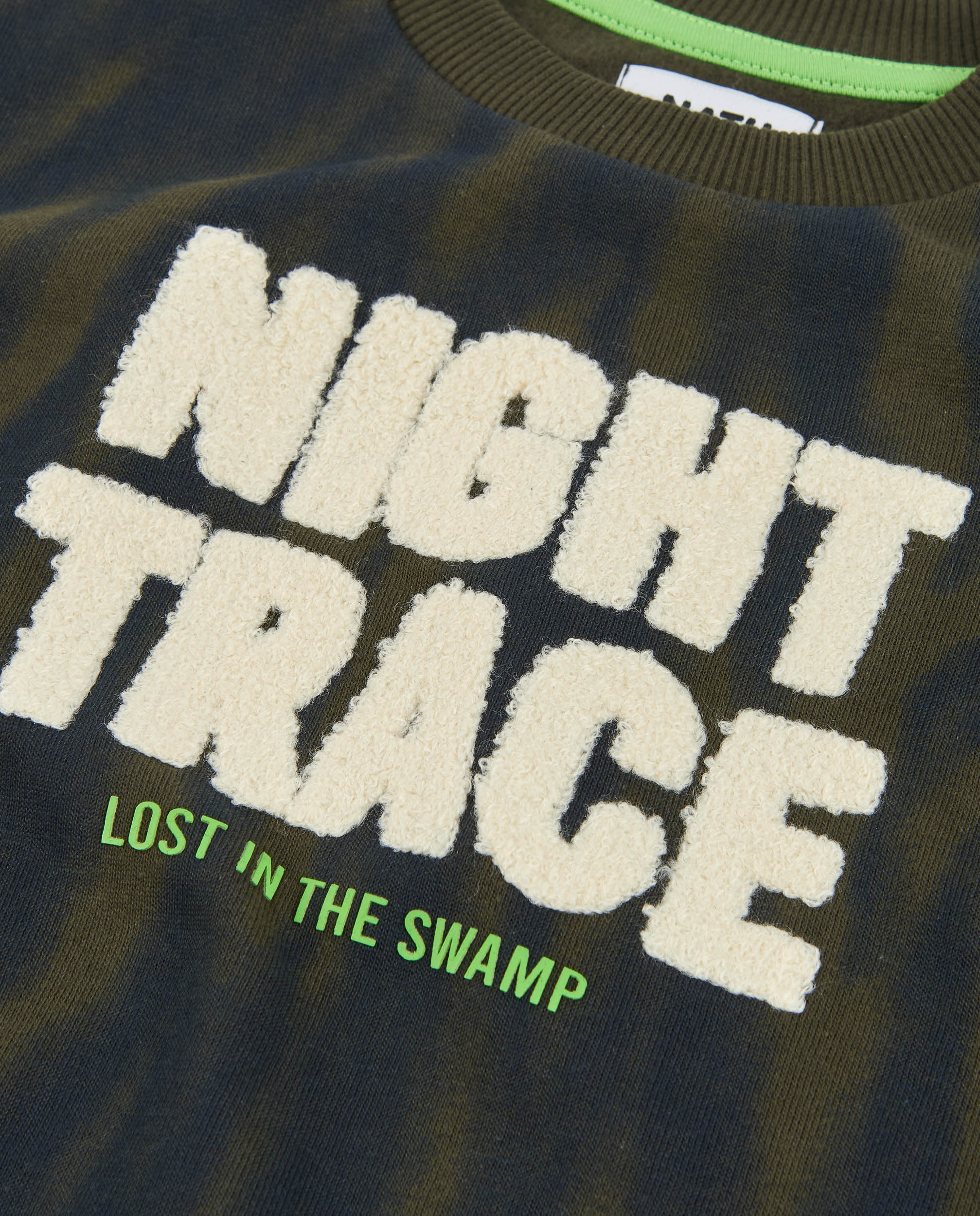 Sudadera de niño de felpa con mensaje estampado y detalles en verde oliva