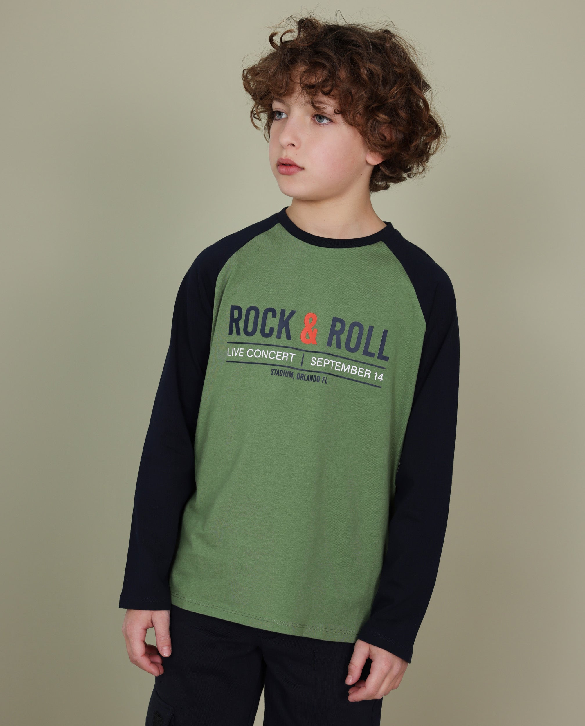 Camiseta de niño de punto con estampado de rock y mangas en contraste