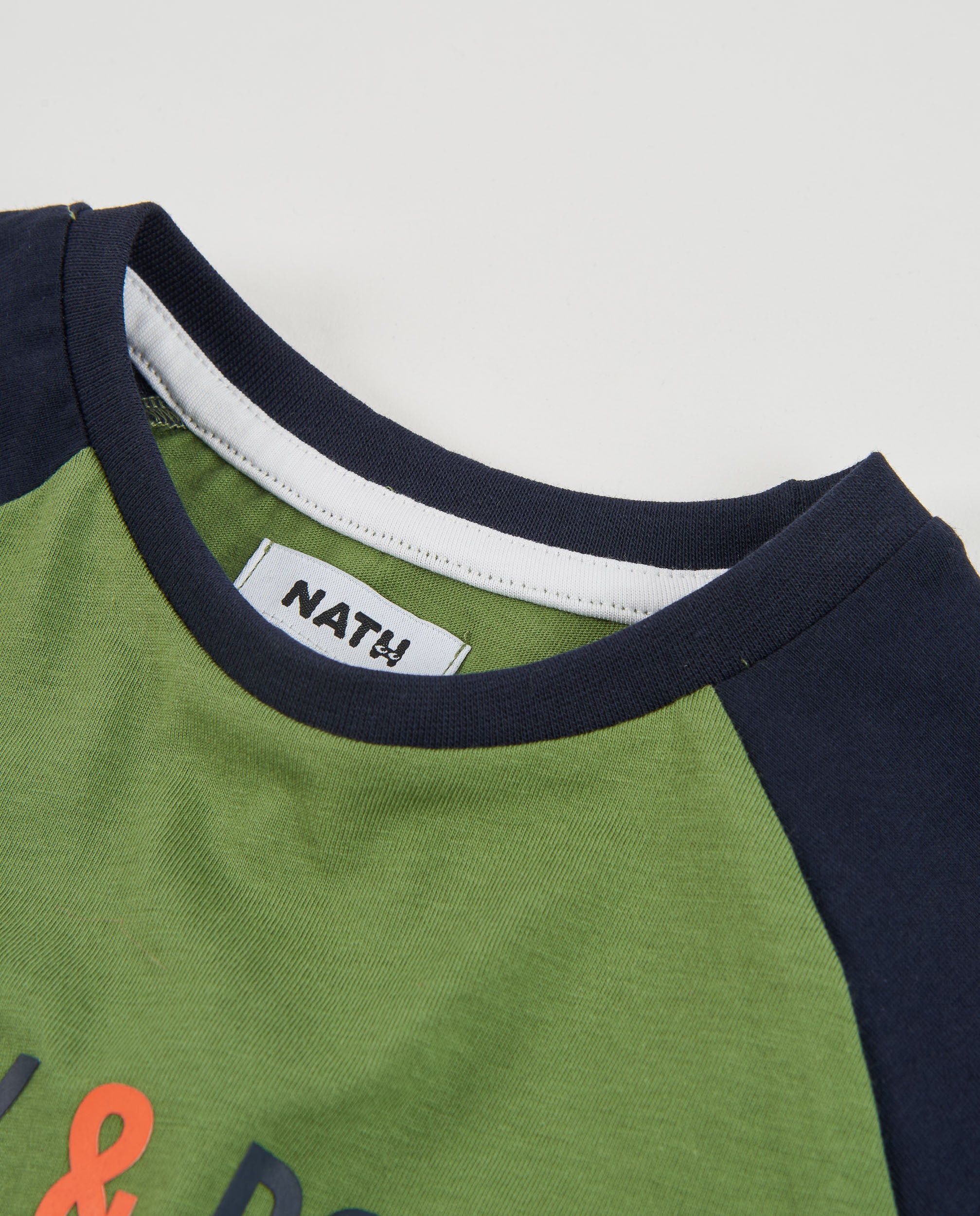 Camiseta de niño de punto con estampado de rock y mangas en contraste